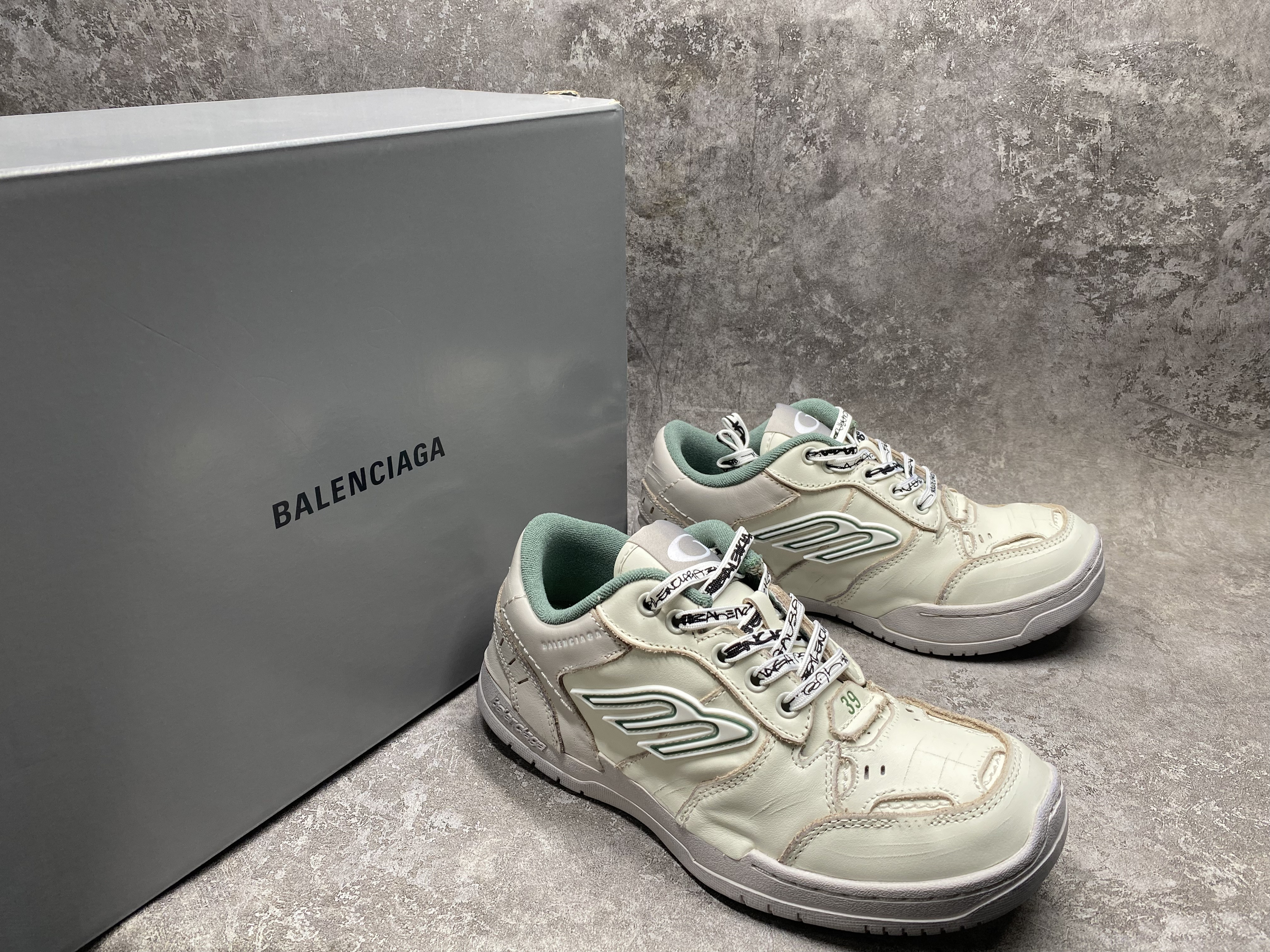 ua Ba*len*cia*ga hamptons worn-out sneaker (run one size large)