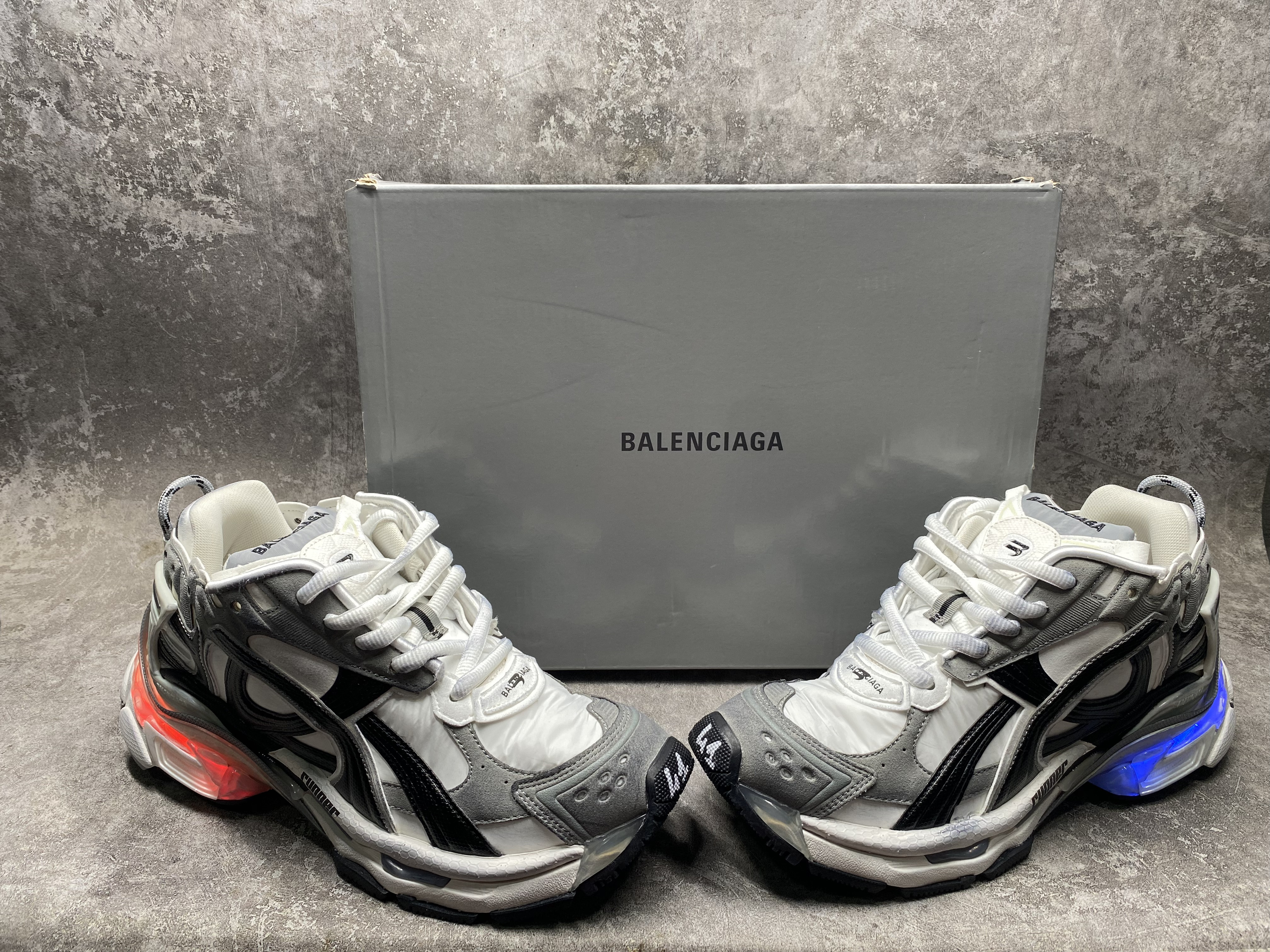 ua Ba*len*cia*ga runner sneaker