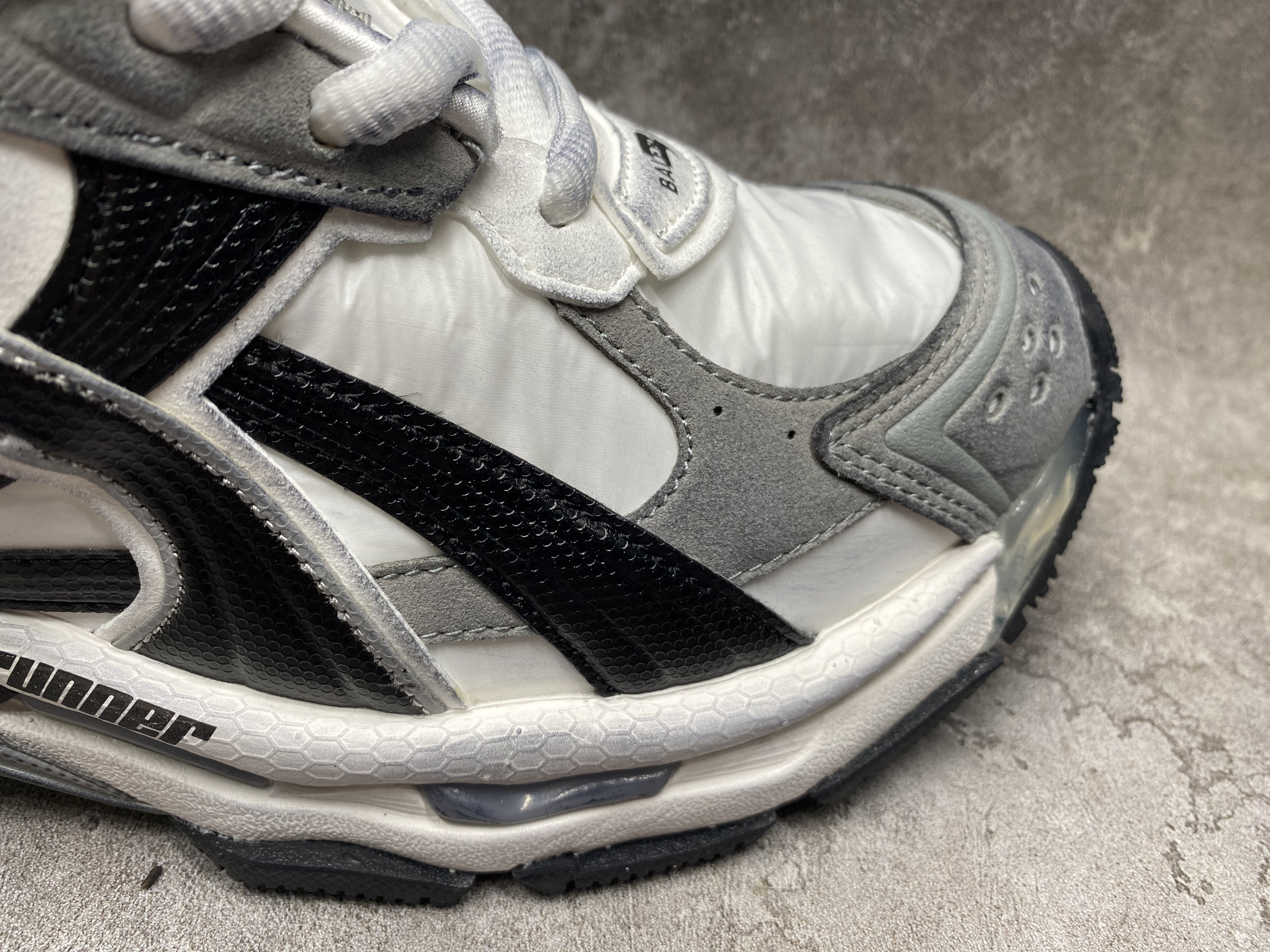 ua Ba*len*cia*ga runner sneaker