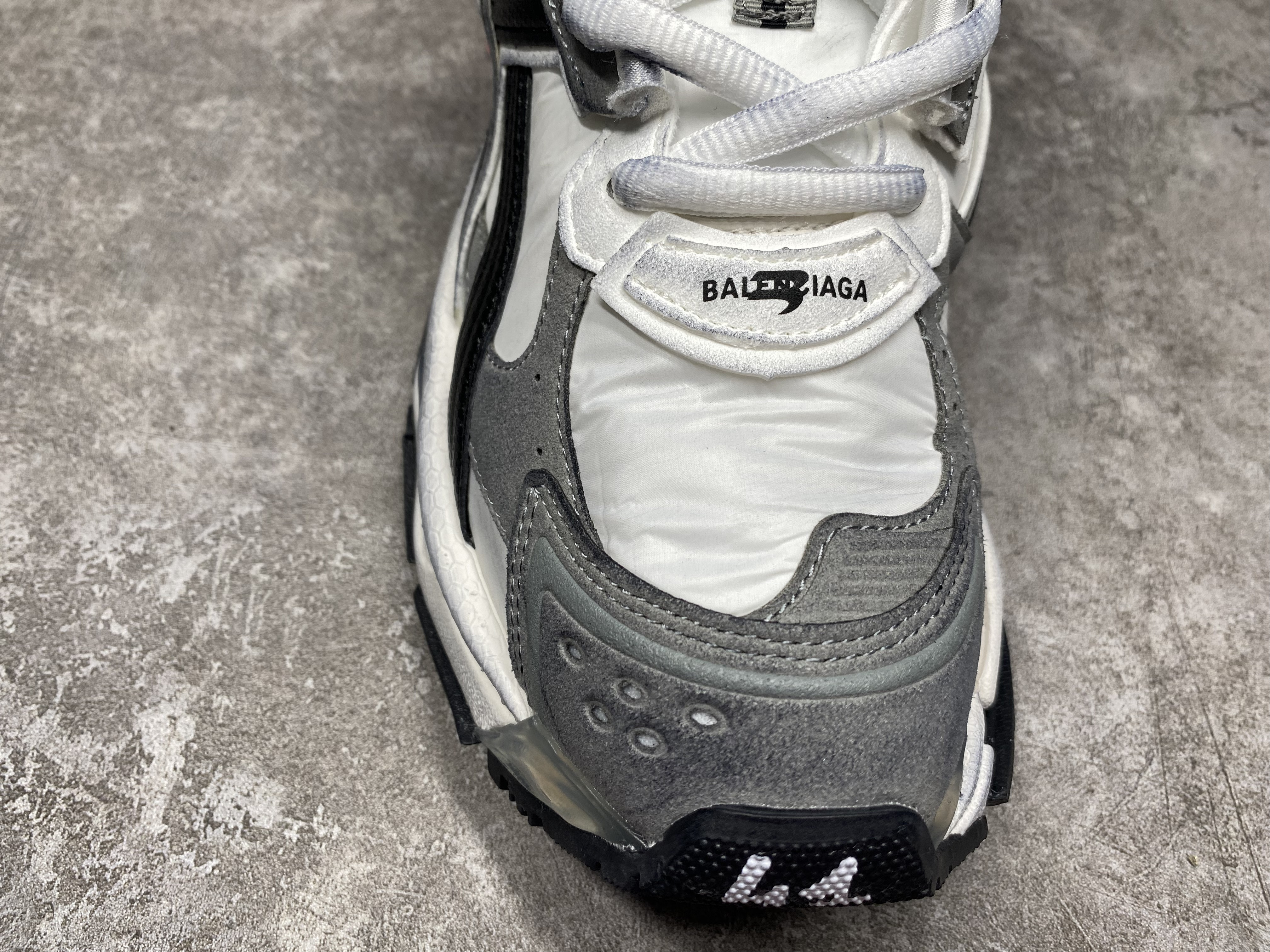 ua Ba*len*cia*ga runner sneaker