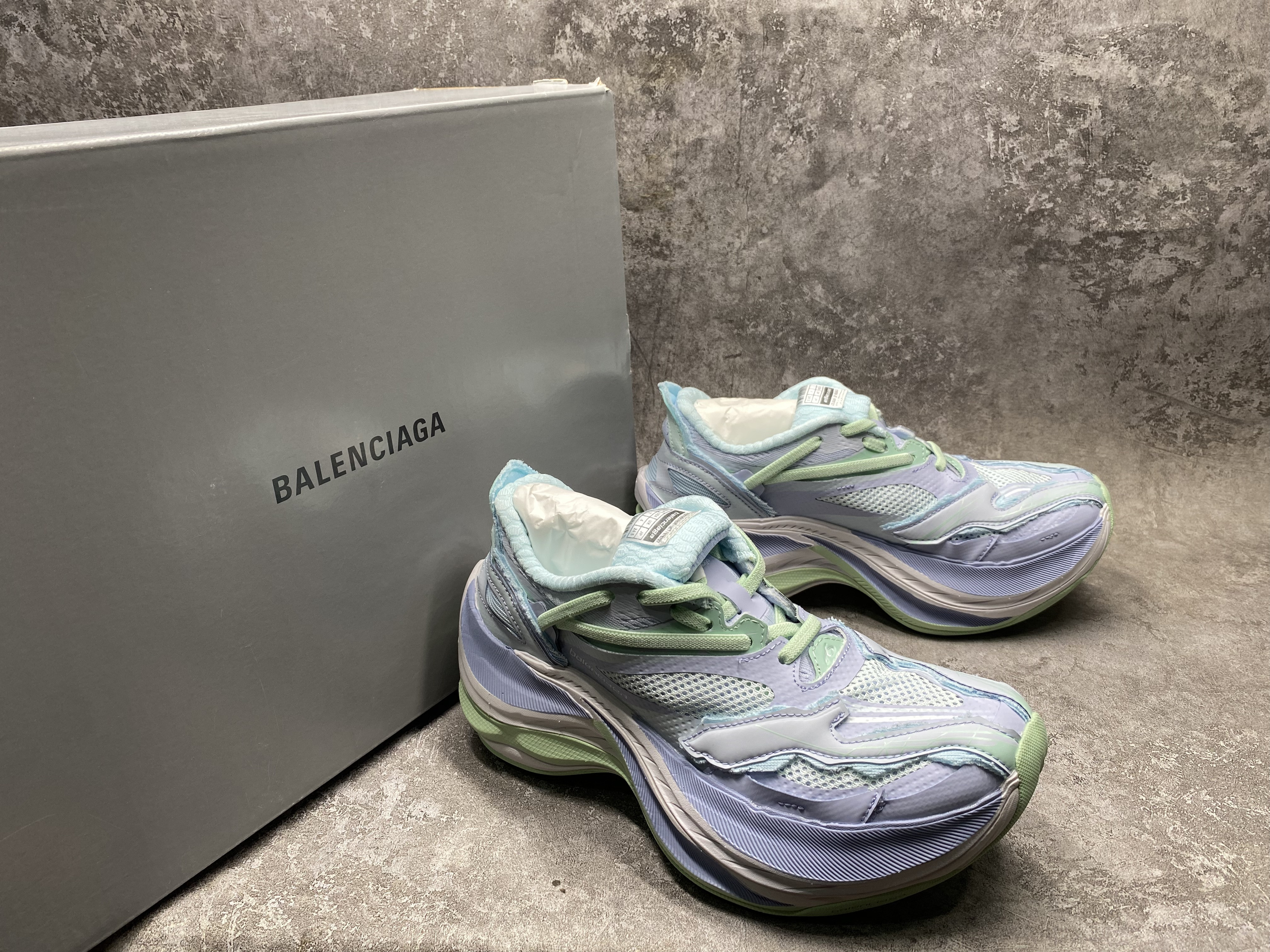 ua Ba*len*cia*ga jet sneakers(run one size large)