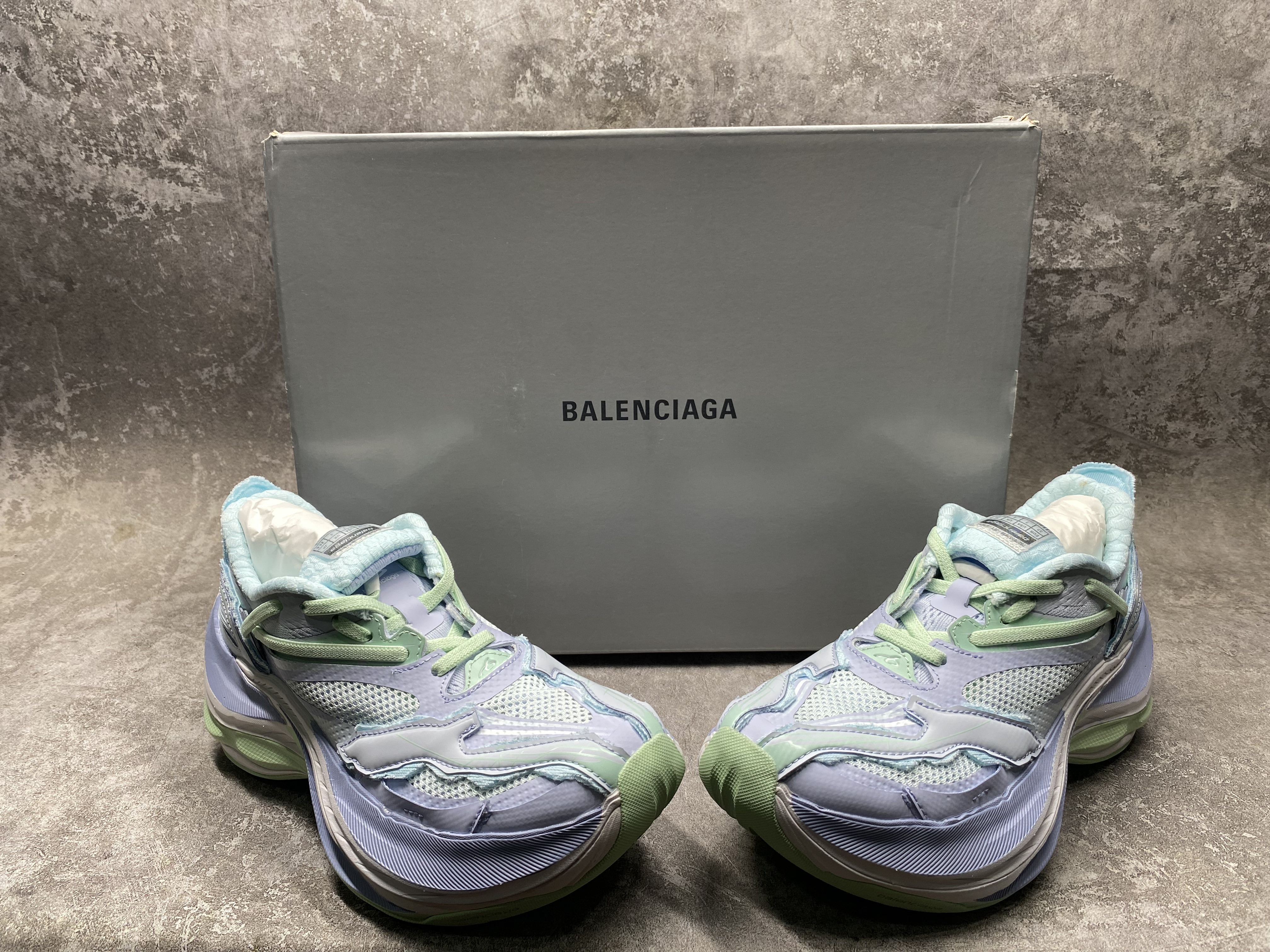ua Ba*len*cia*ga jet sneakers(run one size large)