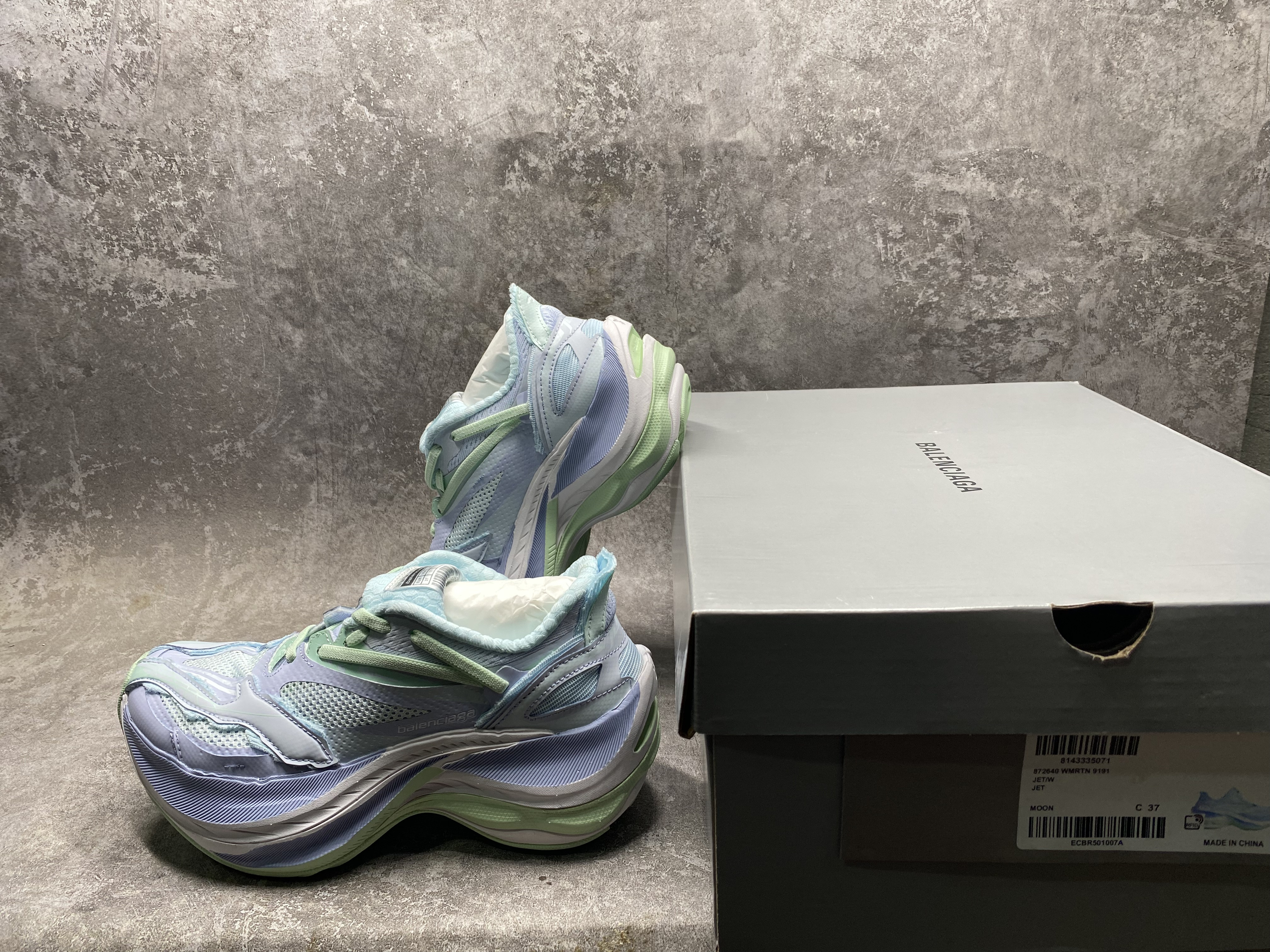 ua Ba*len*cia*ga jet sneakers(run one size large)