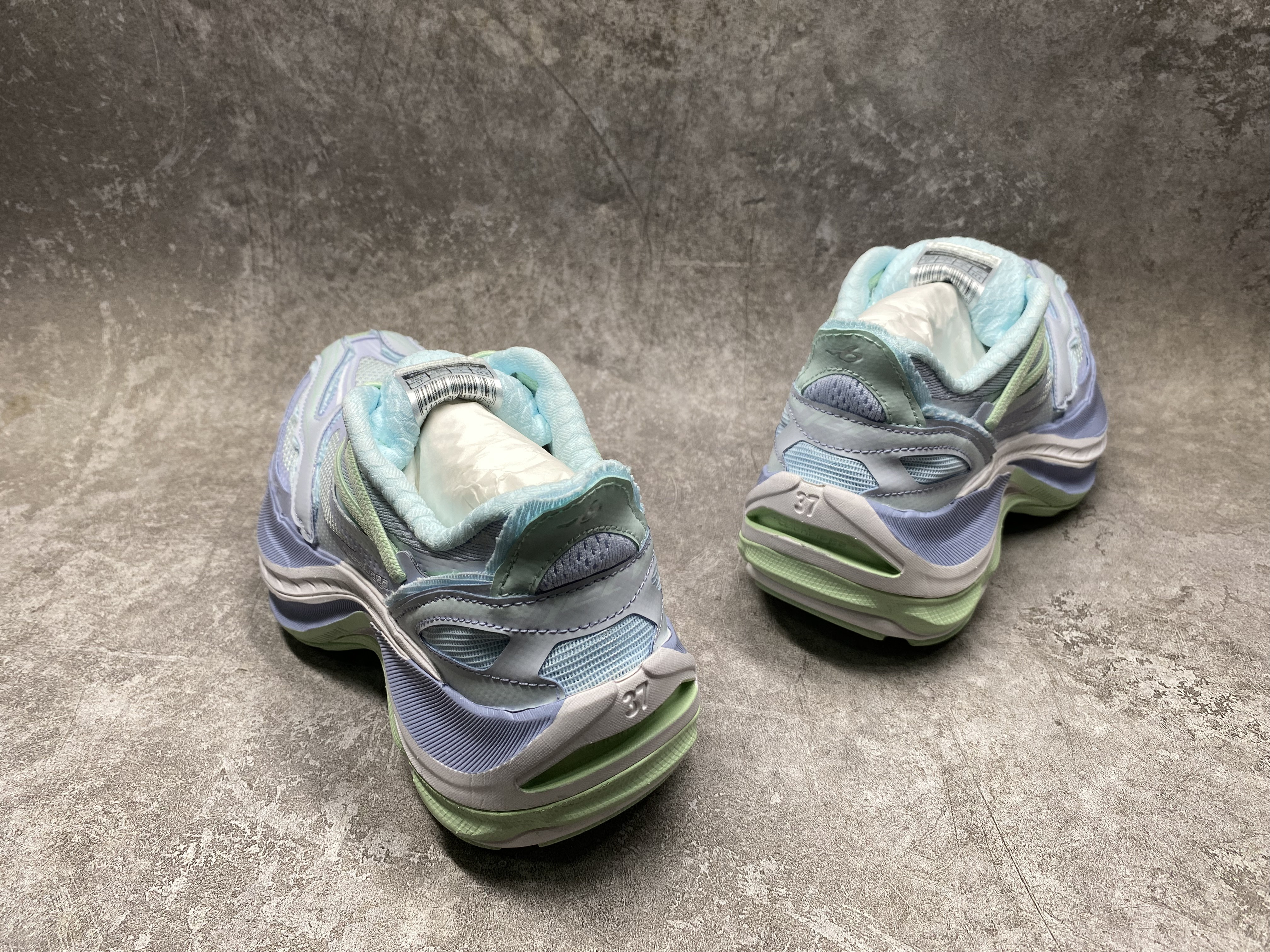 ua Ba*len*cia*ga jet sneakers(run one size large)