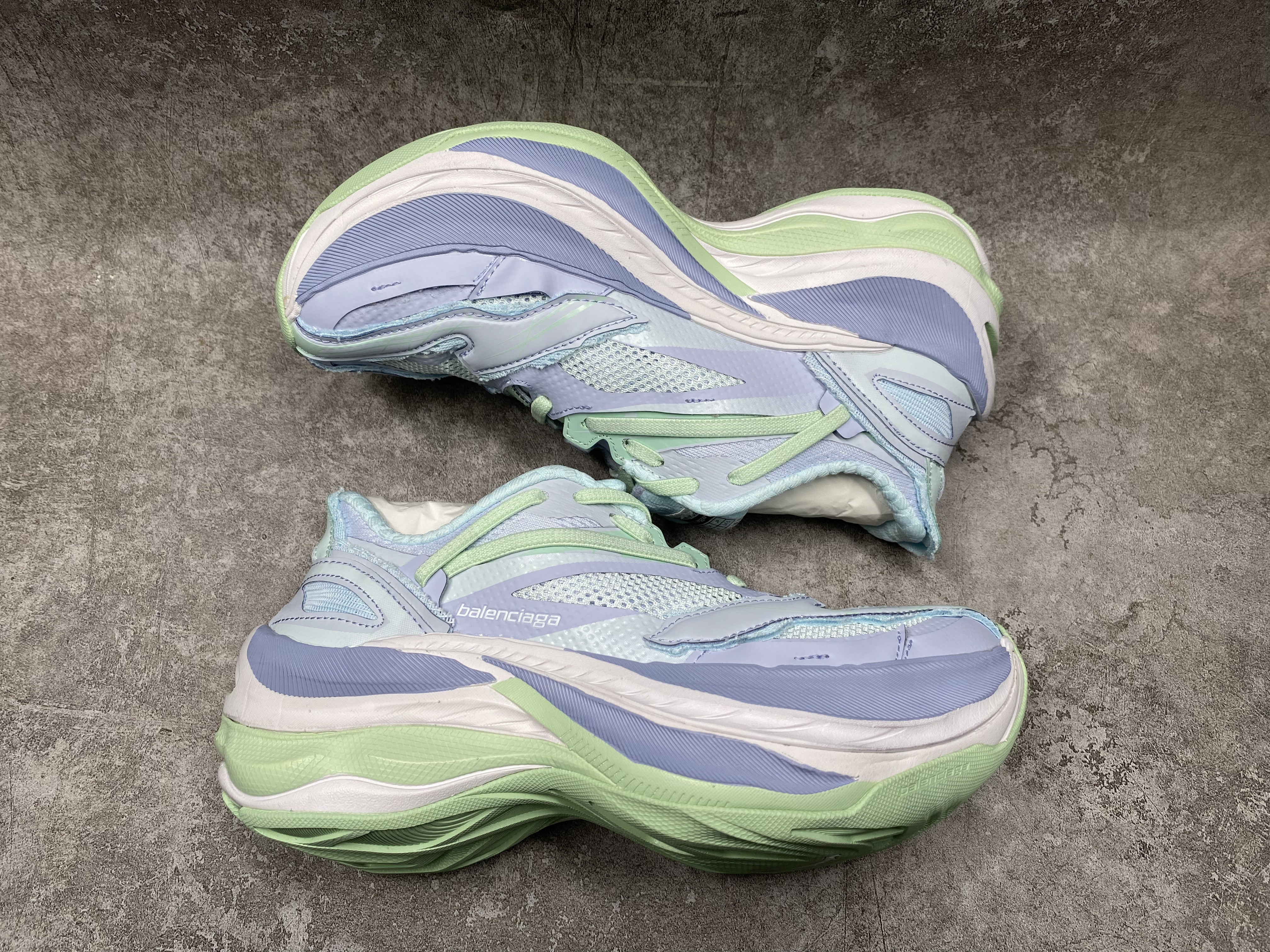 ua Ba*len*cia*ga jet sneakers(run one size large)