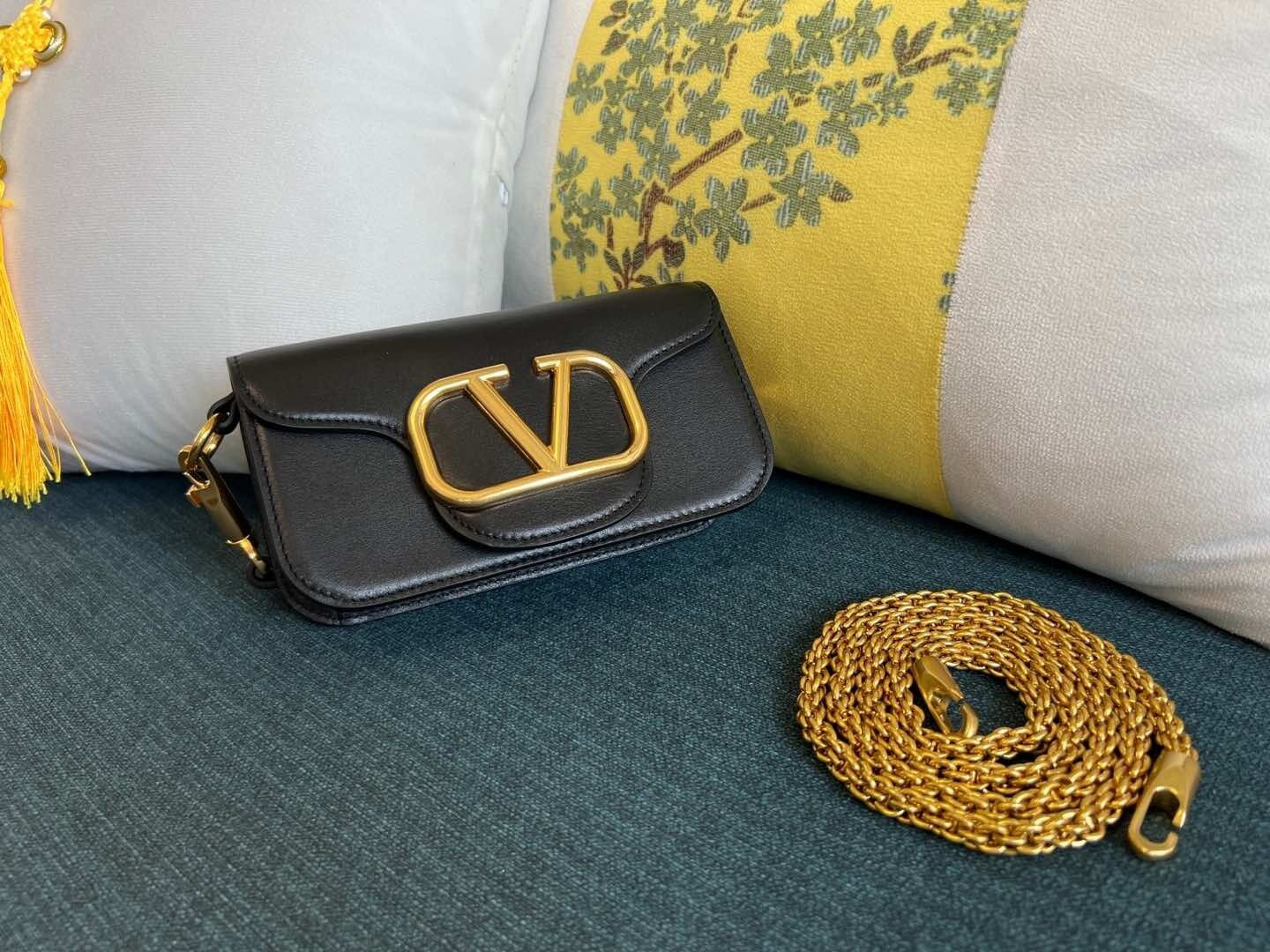 Va1e*ntin0 garavani locò small shoulder bag in calfskin 20x11x5cm