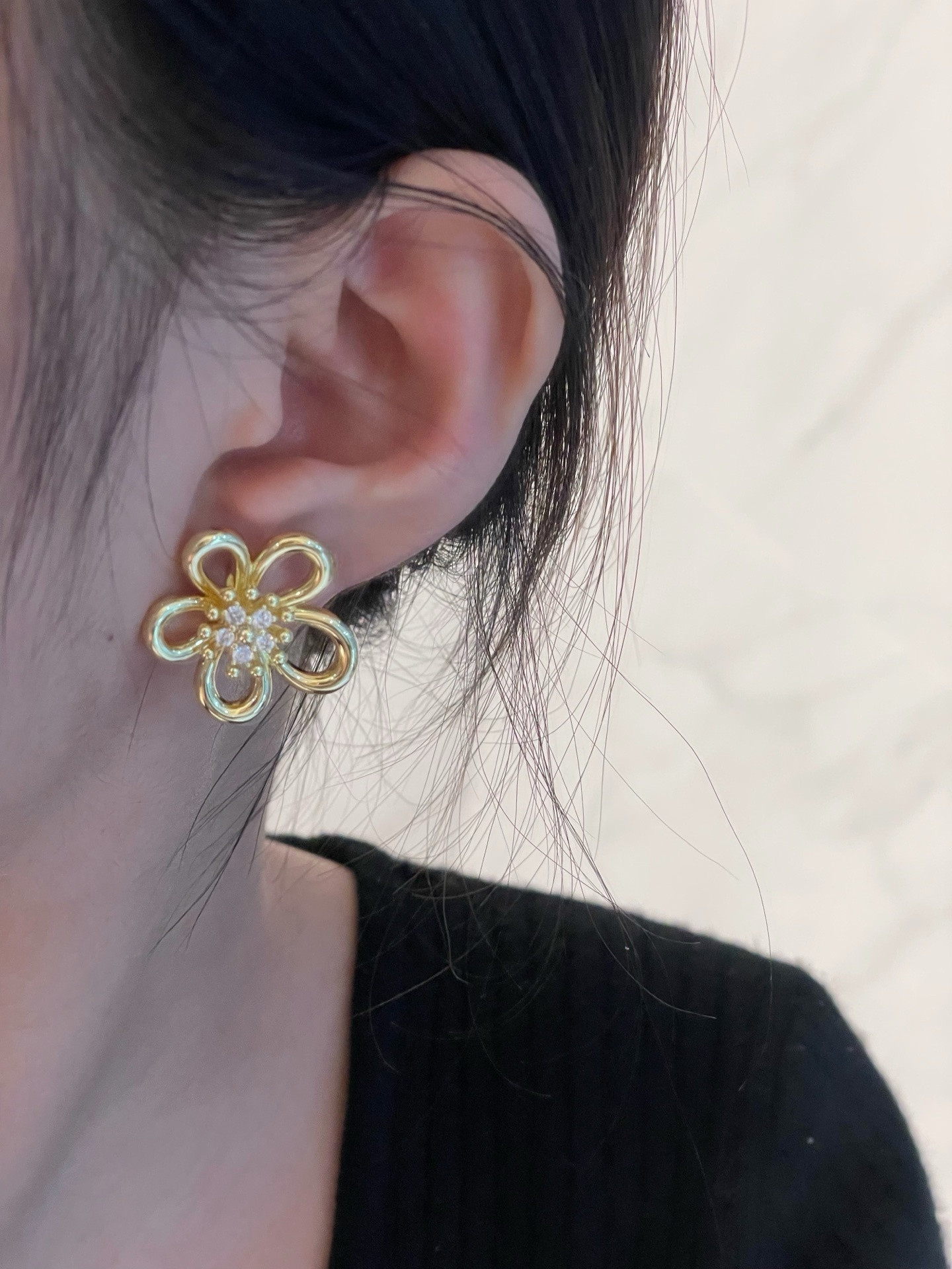 V*N CL*F & arpels flowerlace earrings
