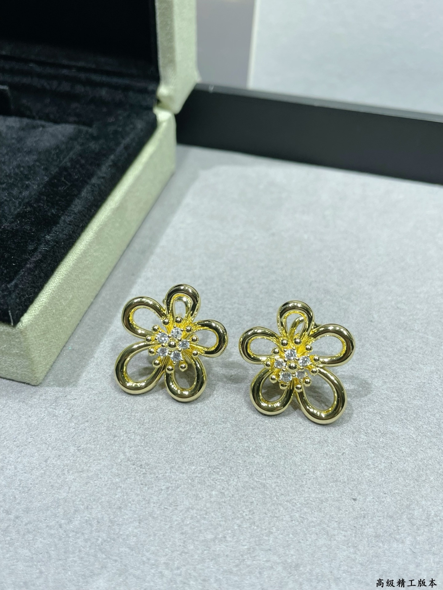 V*N CL*F & arpels flowerlace earrings
