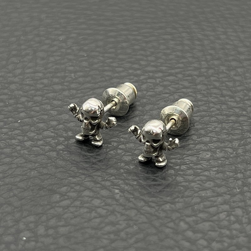 Ch**me He**ts skull earrings