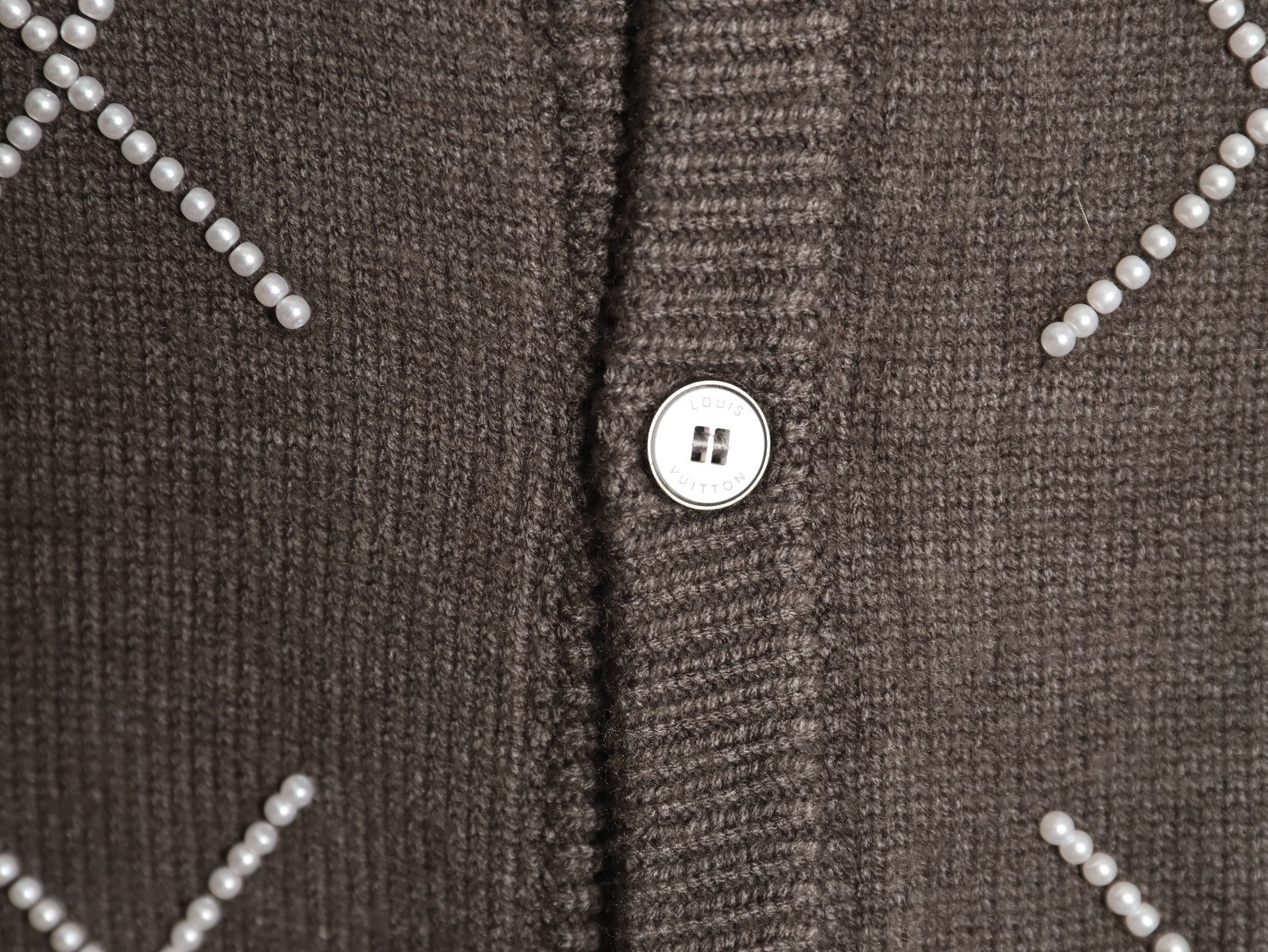 l0*is V*t0n lv knitting cardigan