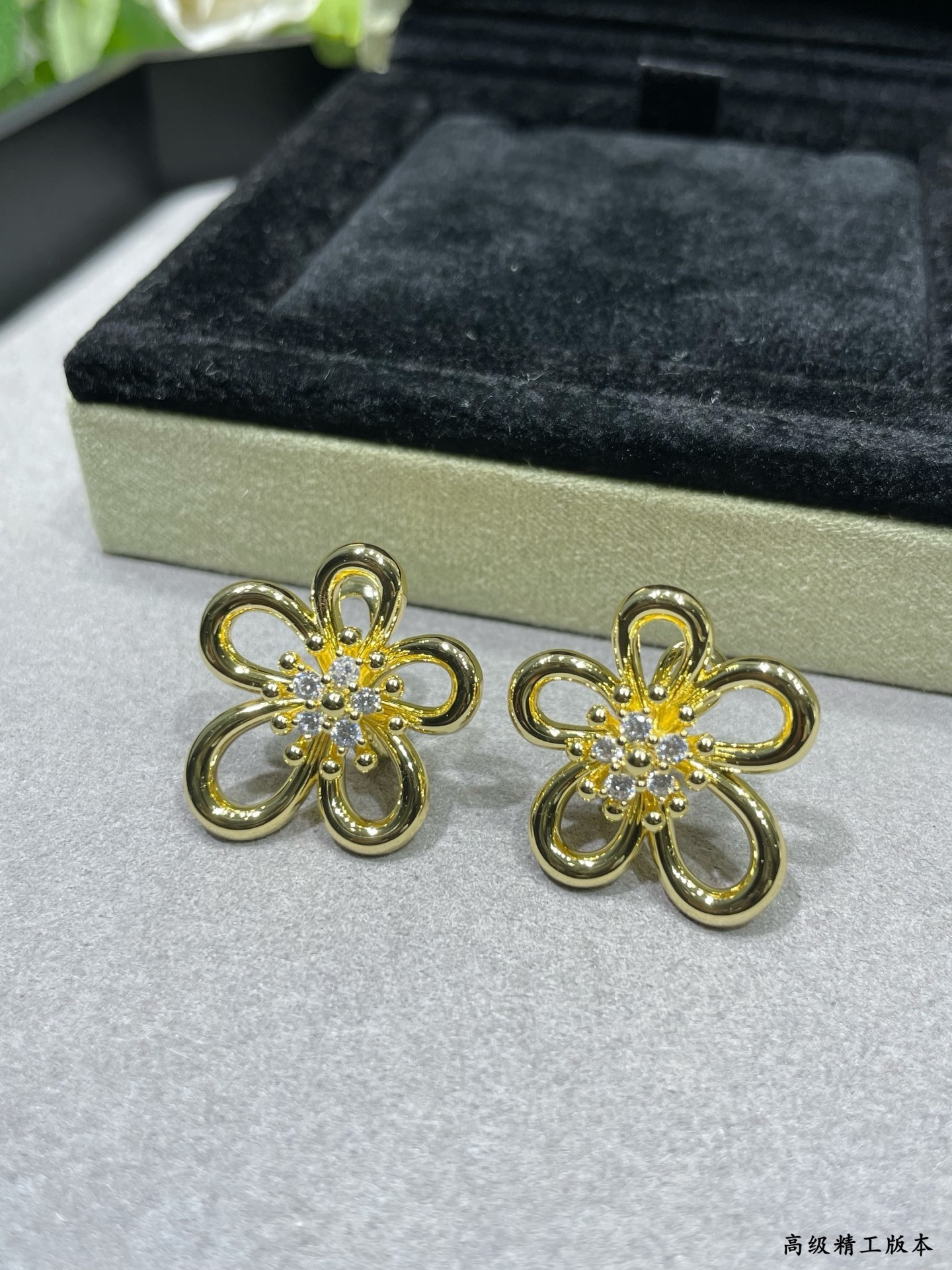 V*N CL*F & arpels flowerlace earrings