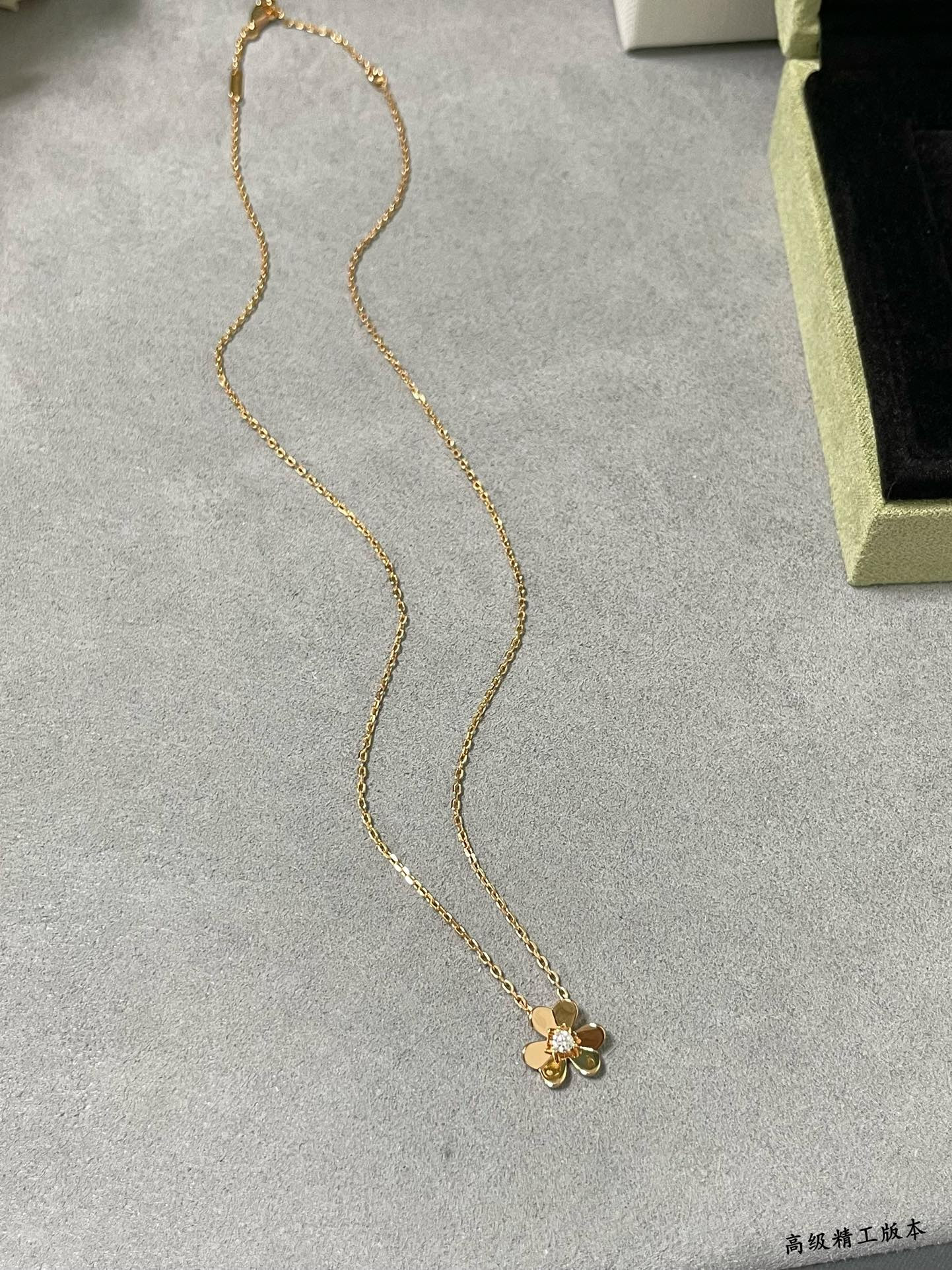 V*N CL*F & arpels mini clover necklace