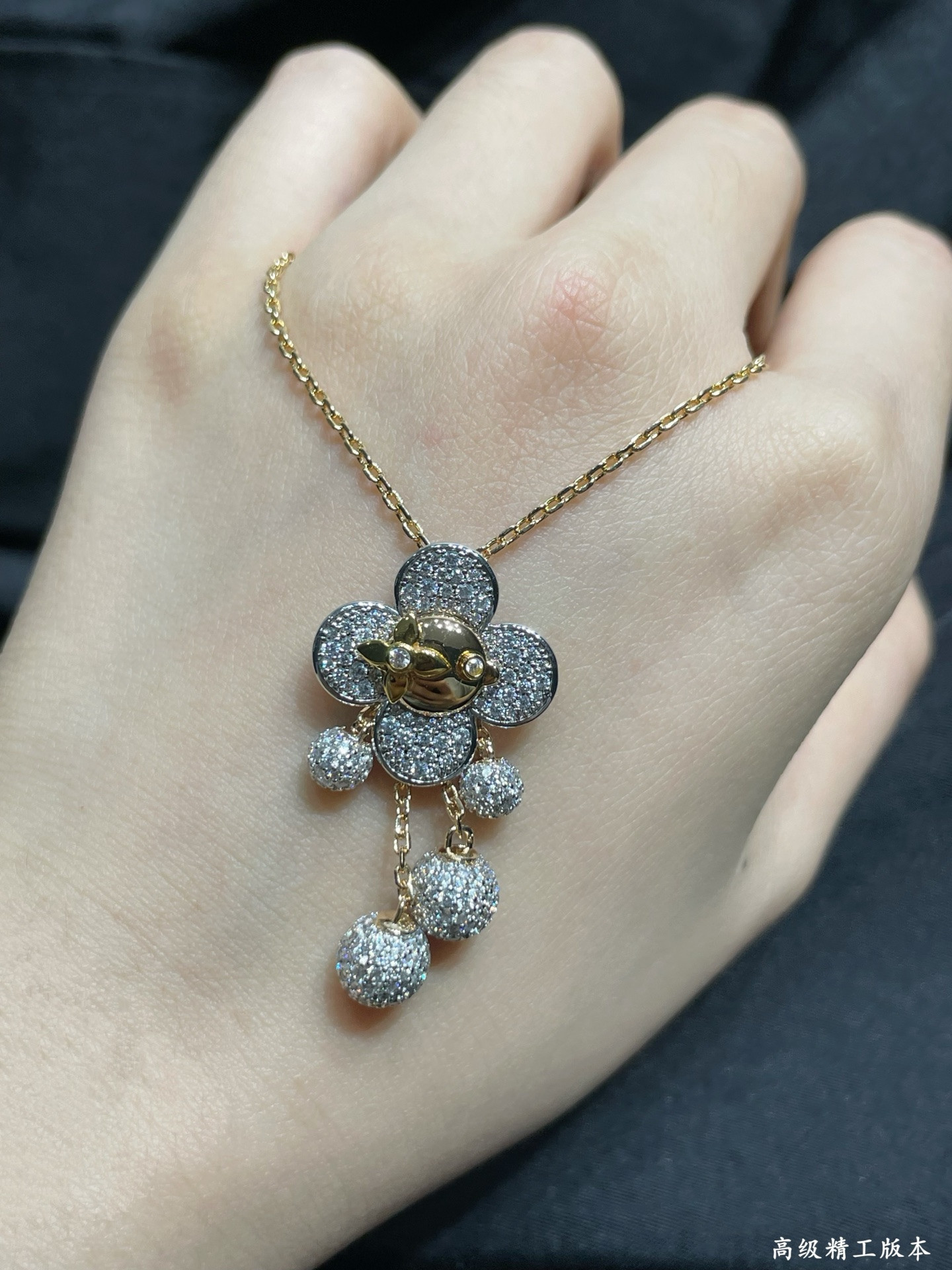 l0*is V*t0n necklace