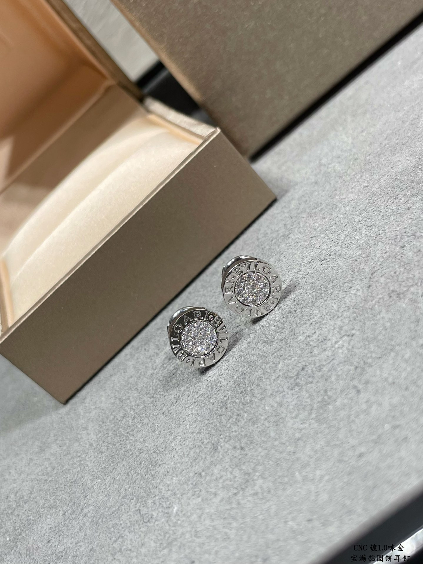 b*l*ai Di*m*nd round cake earrings