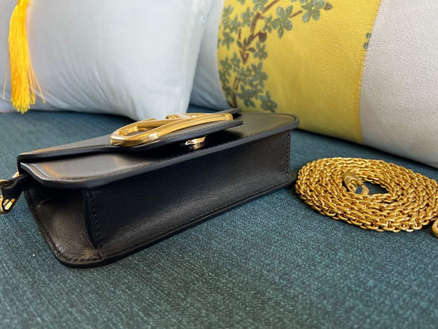 Va1e*ntin0 garavani locò small shoulder bag in calfskin 20x11x5cm