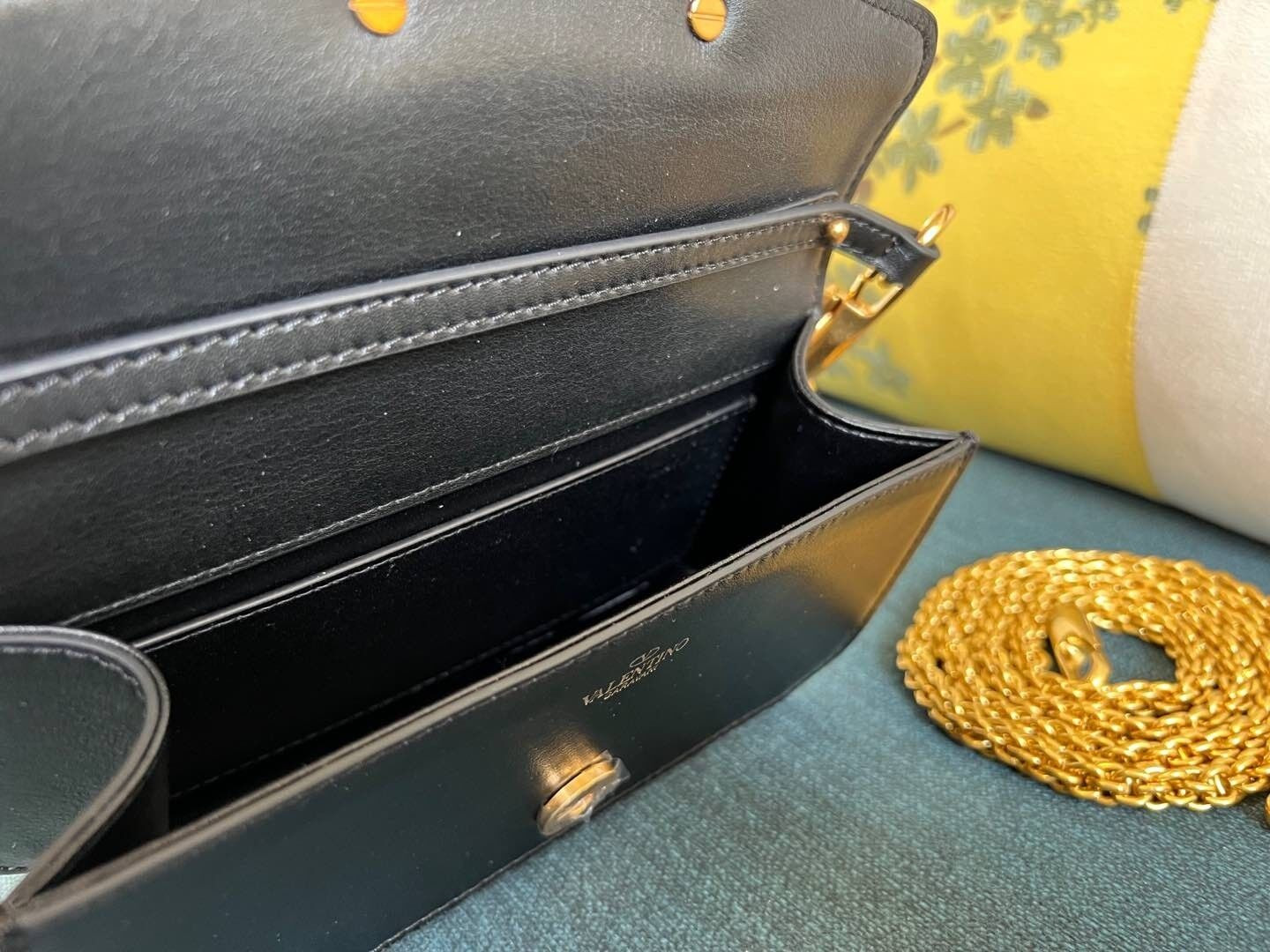 Va1e*ntin0 garavani locò small shoulder bag in calfskin 20x11x5cm