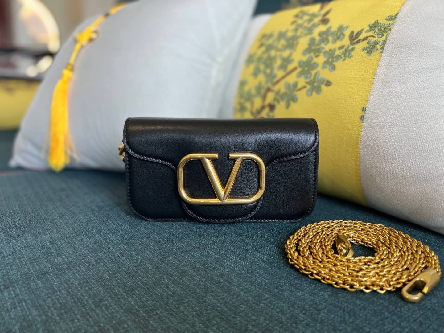 Va1e*ntin0 garavani locò small shoulder bag in calfskin 20x11x5cm