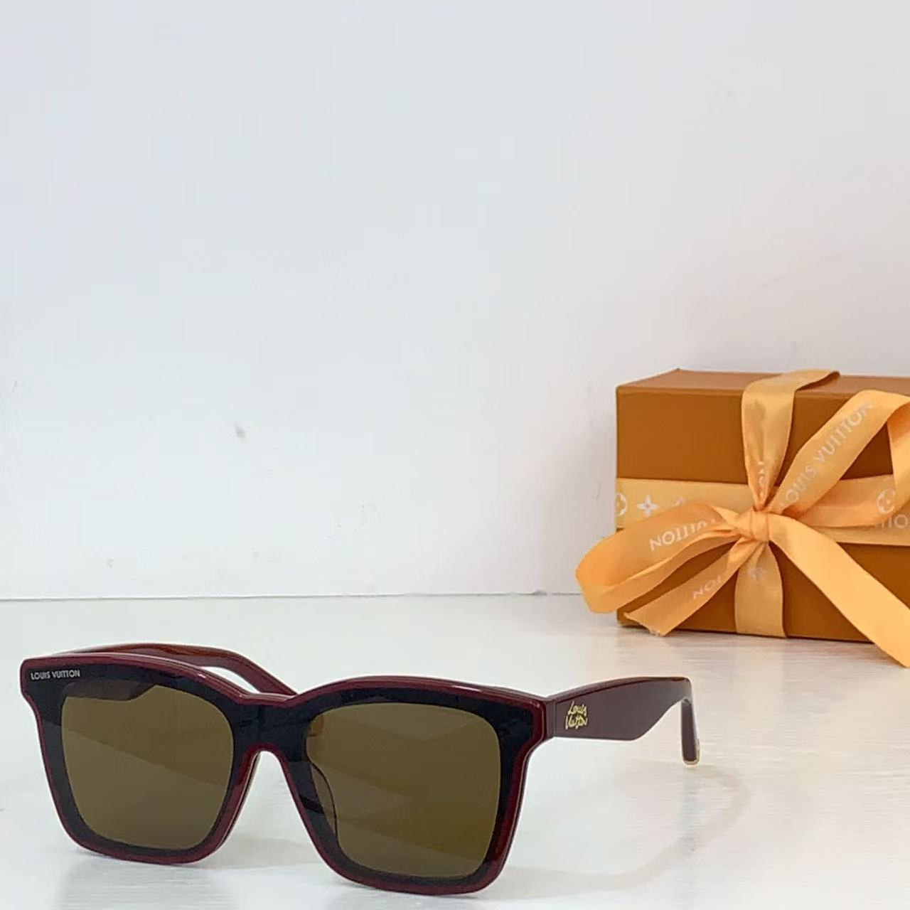 l0*is V*t0n script square sunglasses z2970w