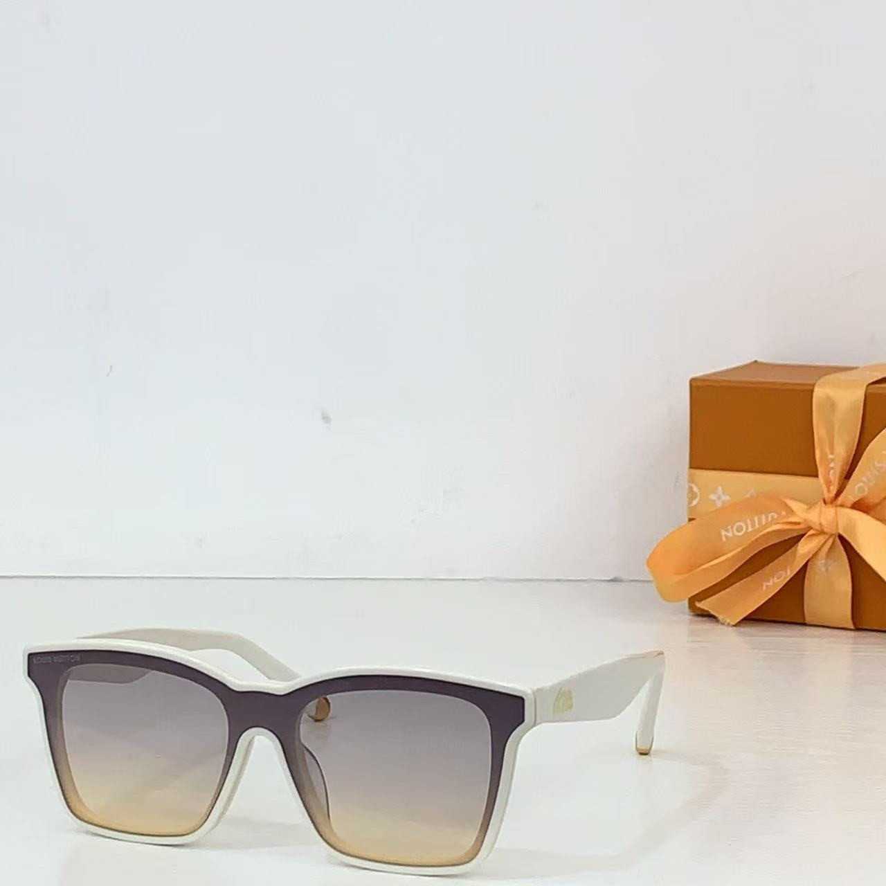 l0*is V*t0n script square sunglasses z2970w