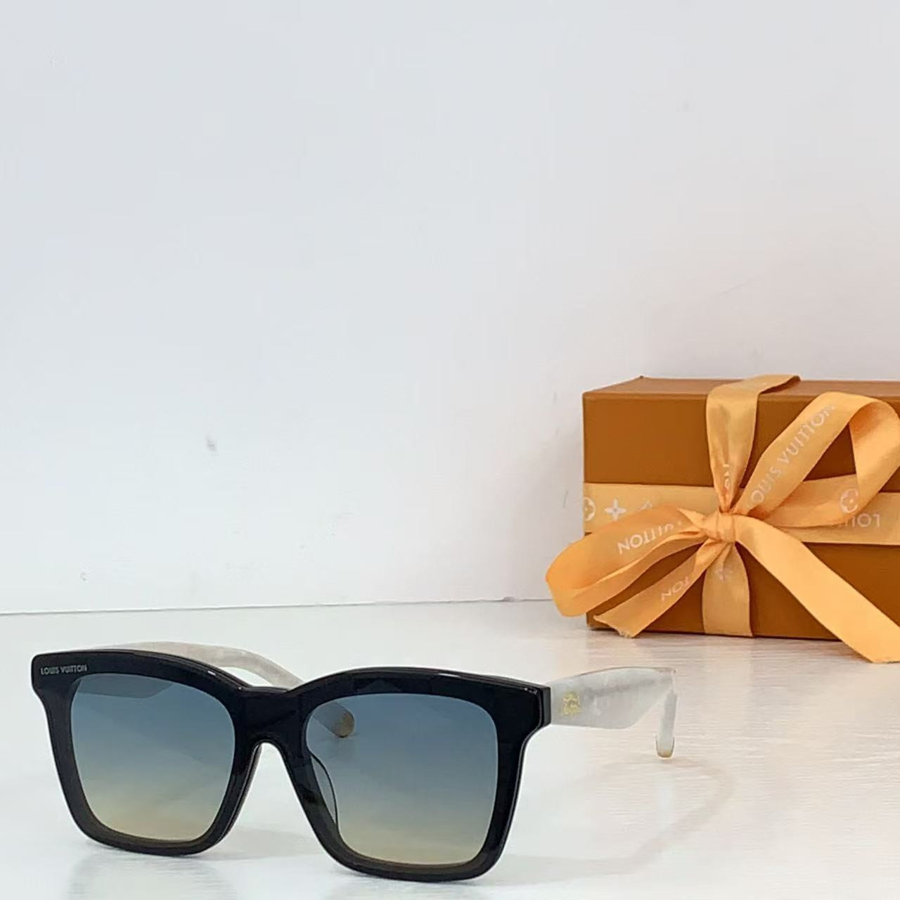 l0*is V*t0n script square sunglasses z2970w