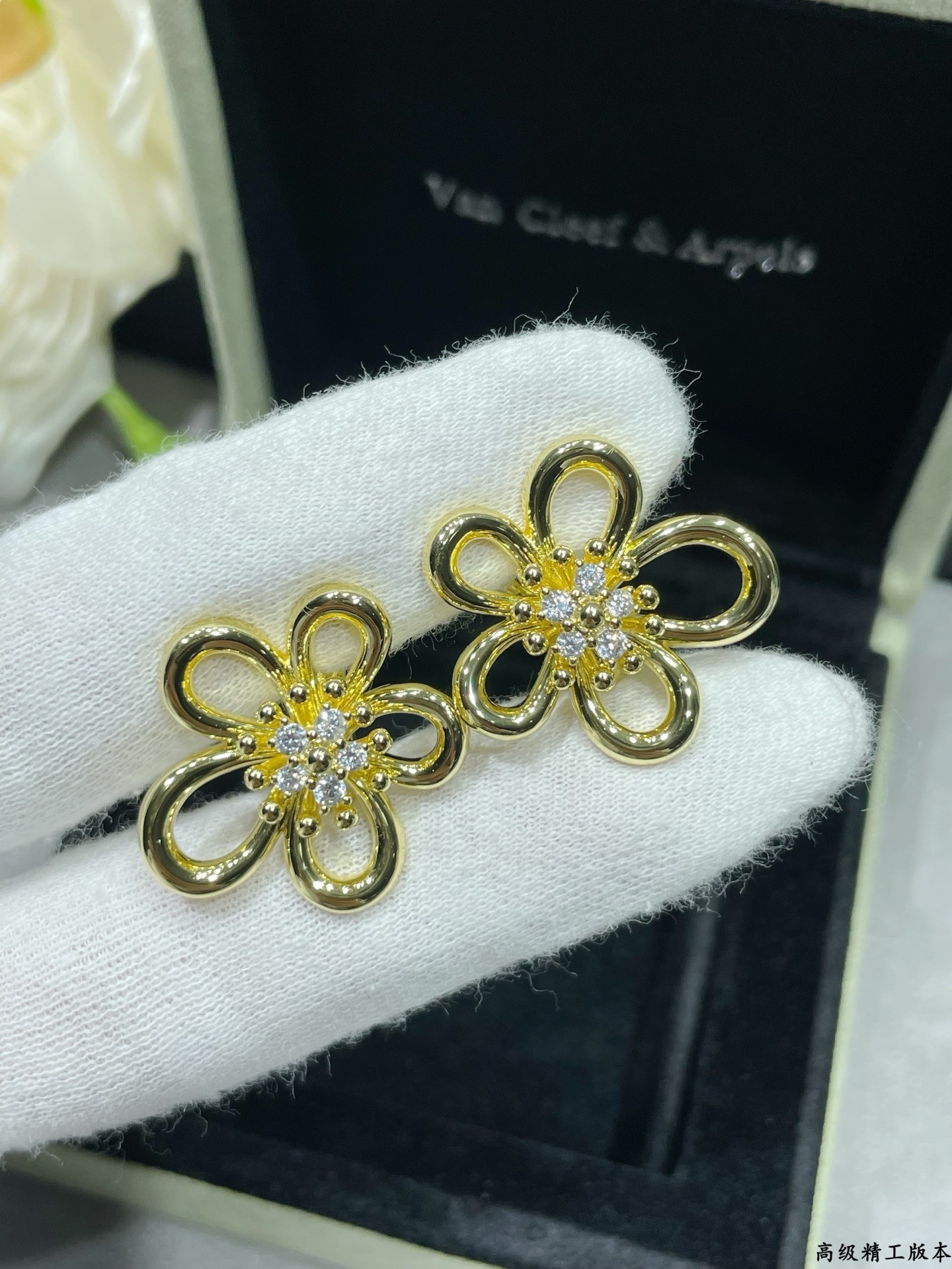 V*N CL*F & arpels flowerlace earrings