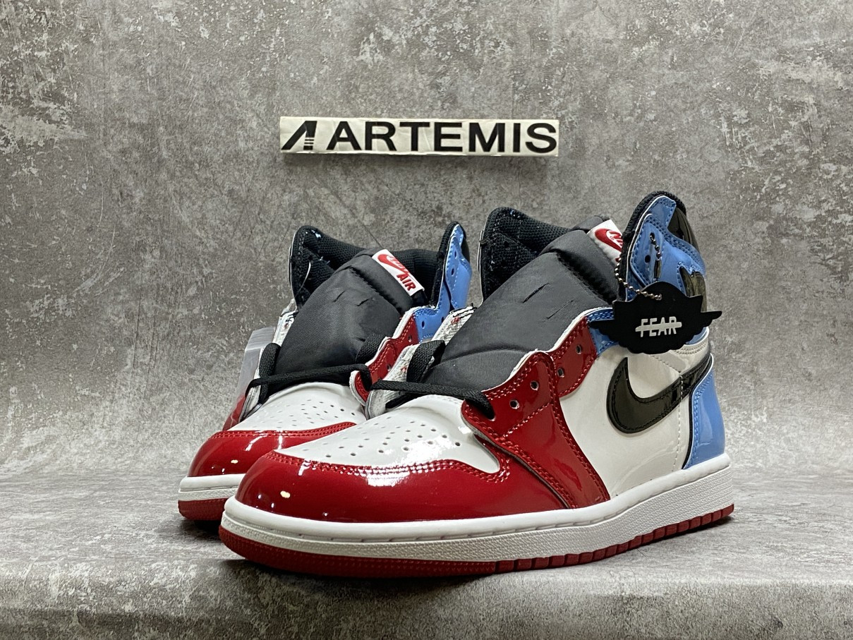 Air Jordan 1 Retro High Fearless UNC Chicago