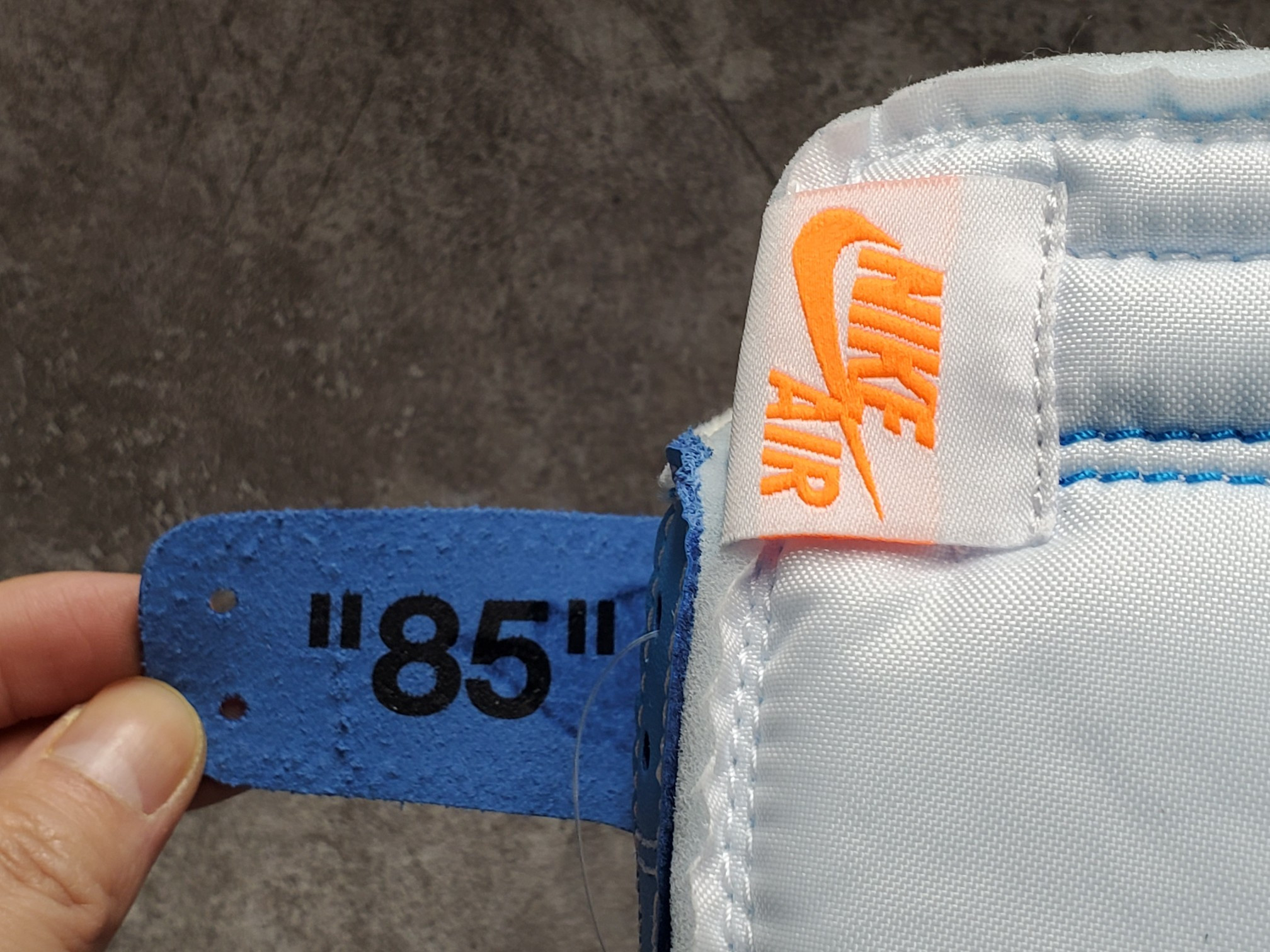 Air Jordan 1 Retro High Off-White University Blue