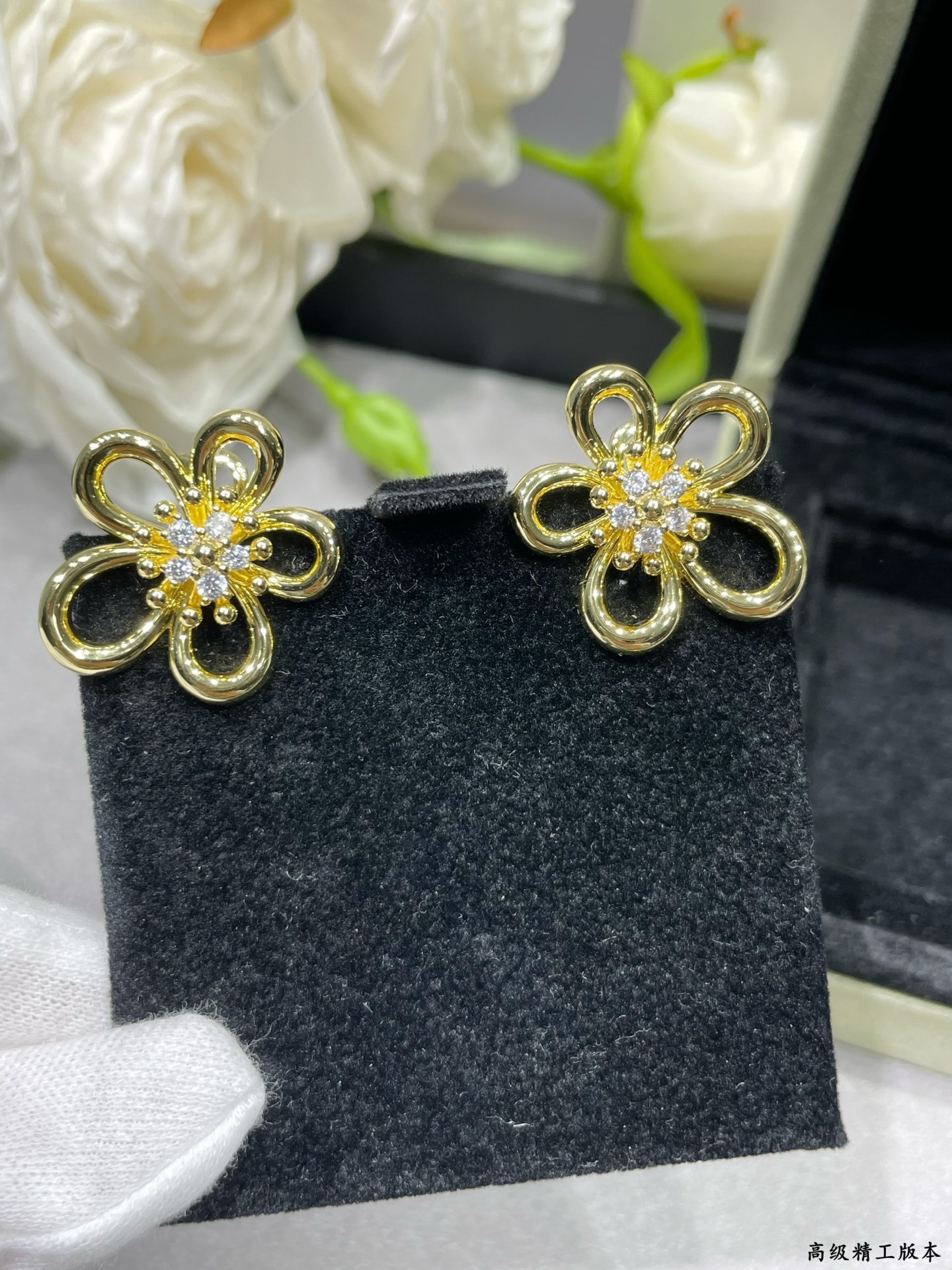 V*N CL*F & arpels flowerlace earrings