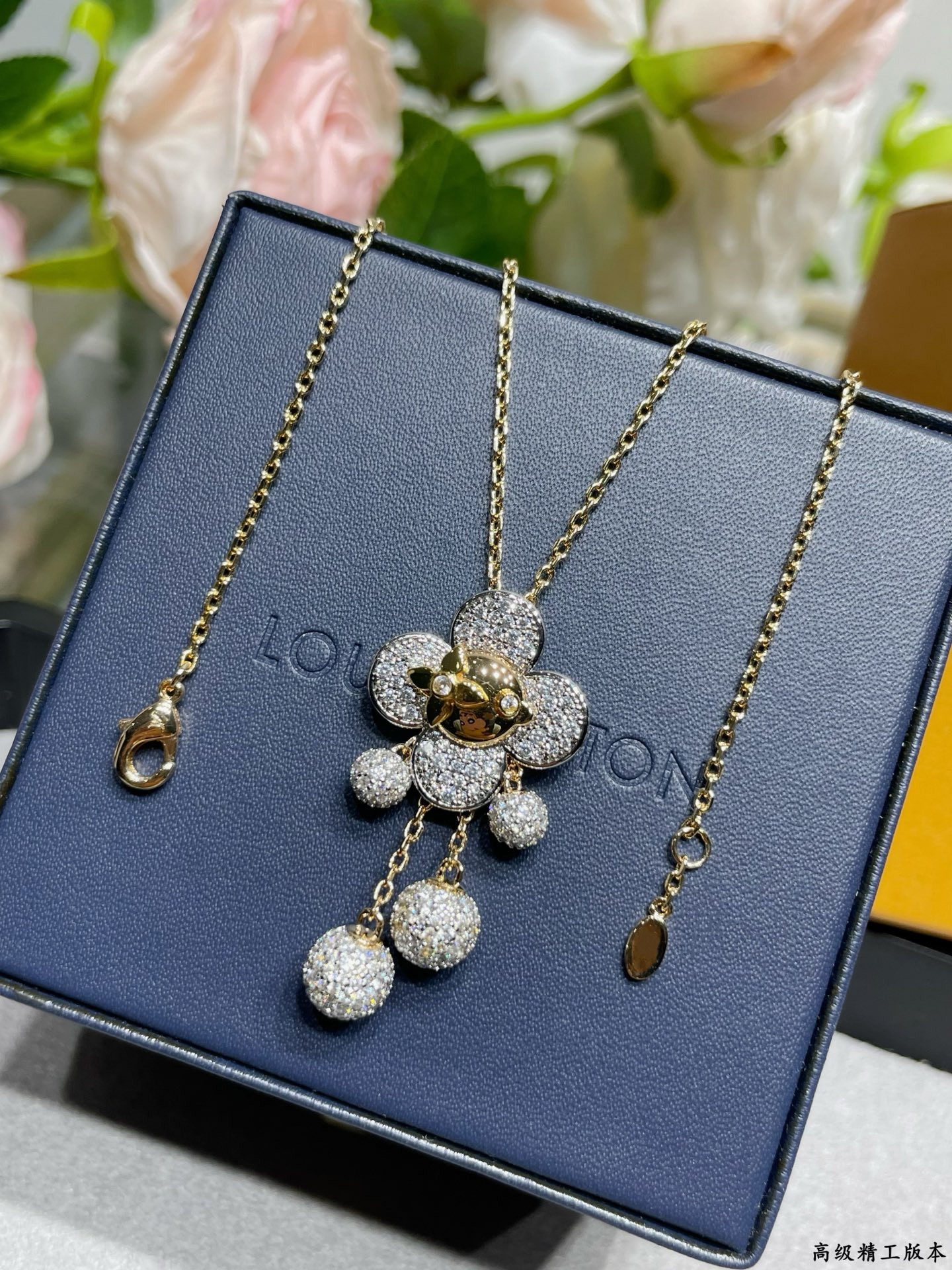 l0*is V*t0n necklace