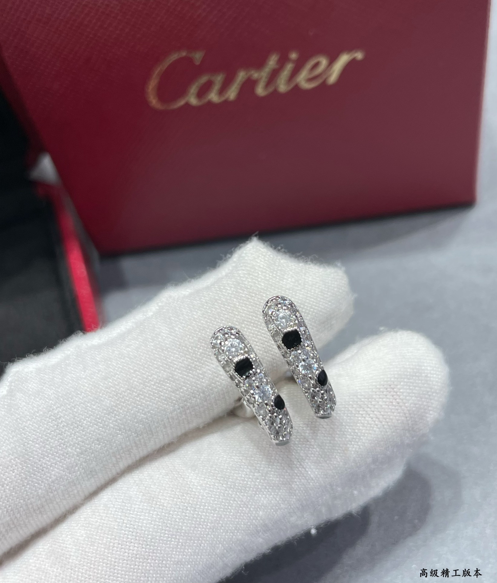 Ca*t*er u-shaped spot earrings