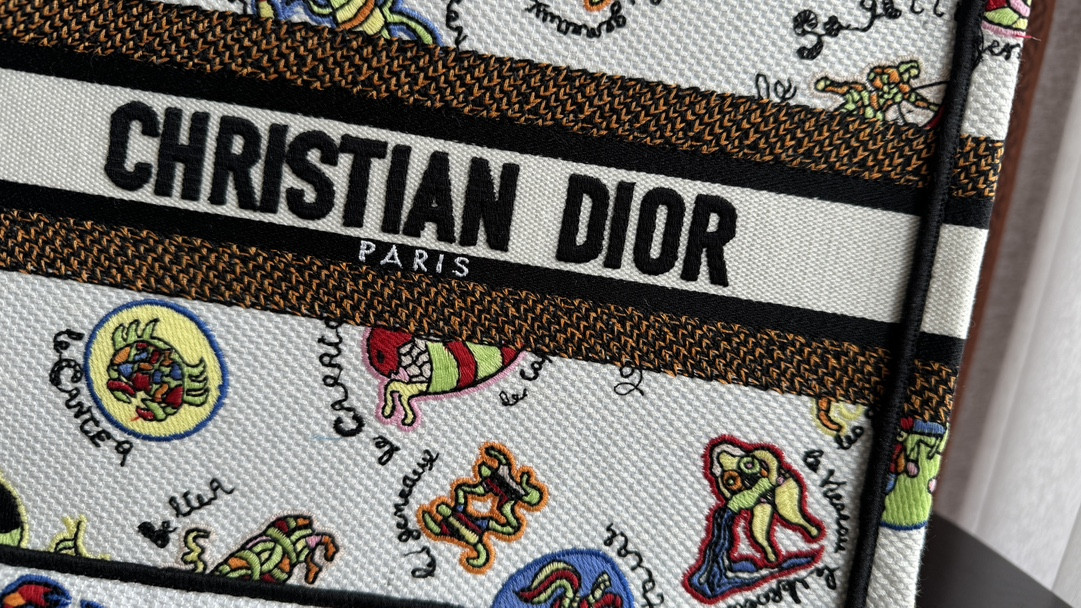 Small D*0r BOOK TOTE WHITE MULTICOLOR DRAGON ZODIAC EMBROIDERY 10.5 x 8.5 x 5.5 inches