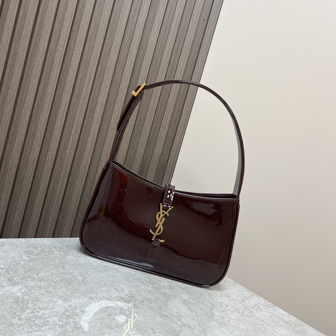 Y*L LE 5 À 7 IN PATENT LEATHER RED 9 X 6.3 X 2.5 INCHES