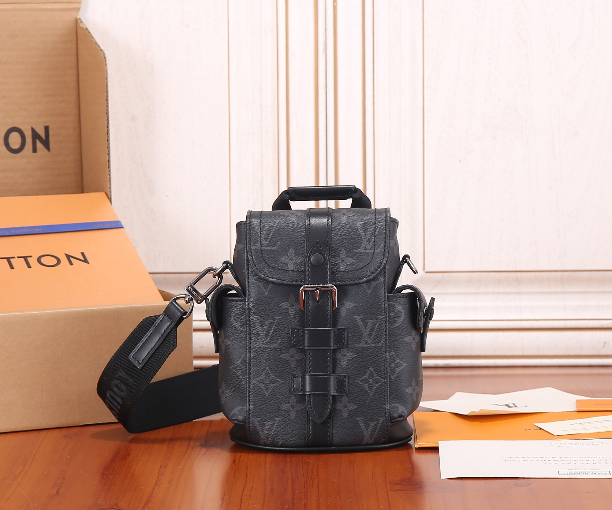 L0*is V*t0n LV M82769 Nano Christopher 14 x 19 x 6 cm