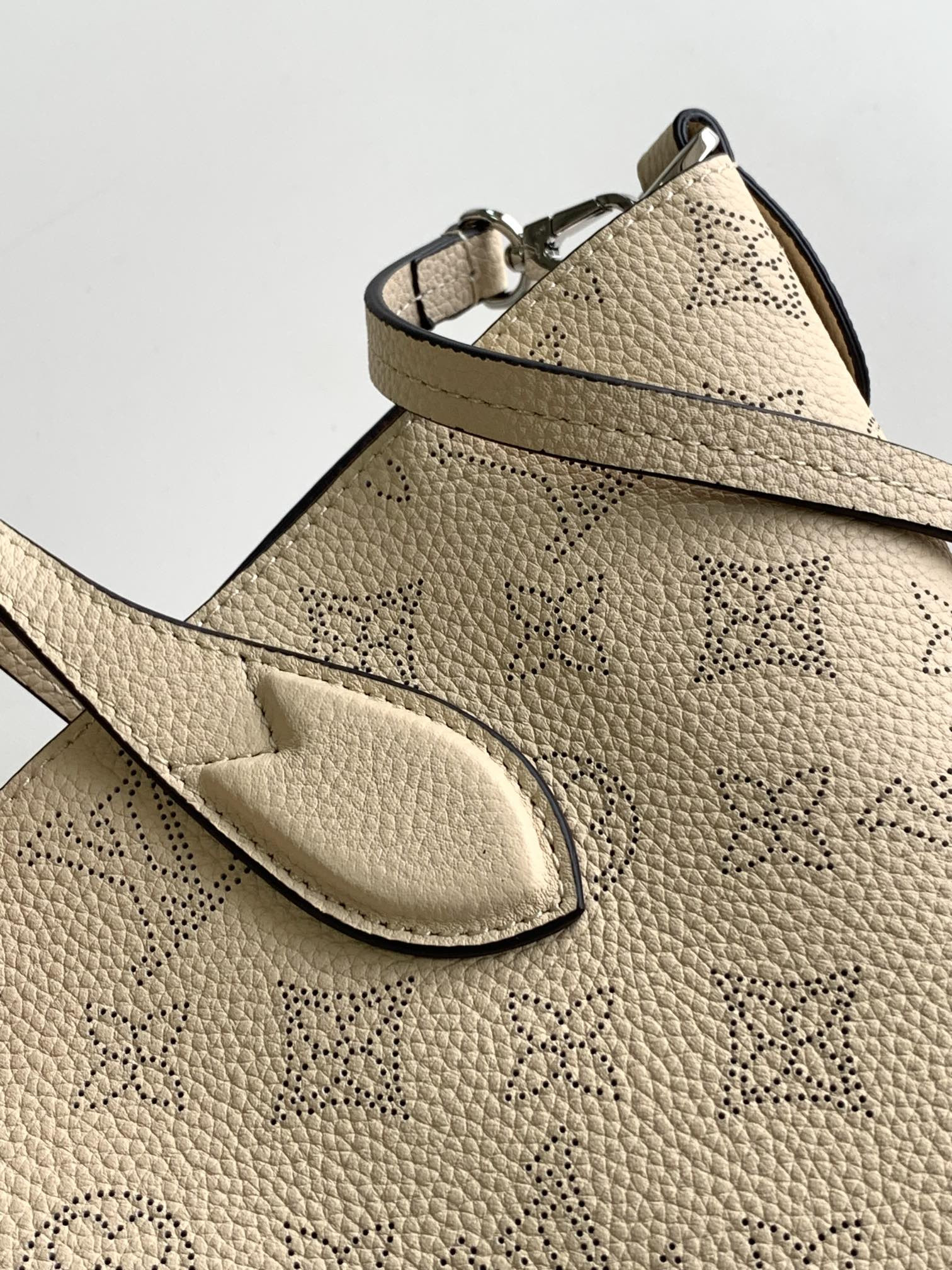 LV  Blossom M21909 20.0 x 20.0 x 12.5 CM