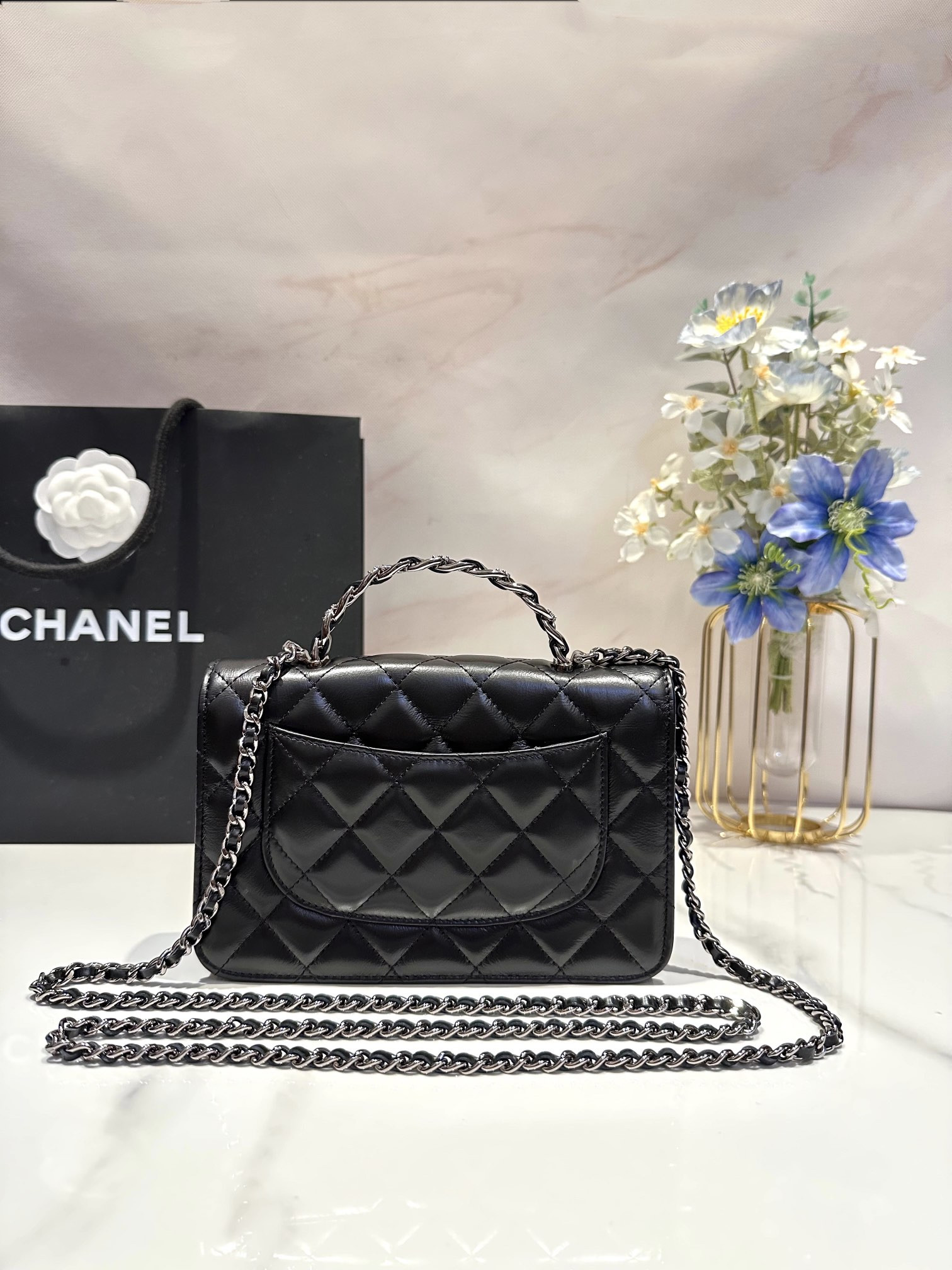 Ch*el CLASSIC WALLET ON CHAIN 4.8 × 7.5 × 1.4 in
