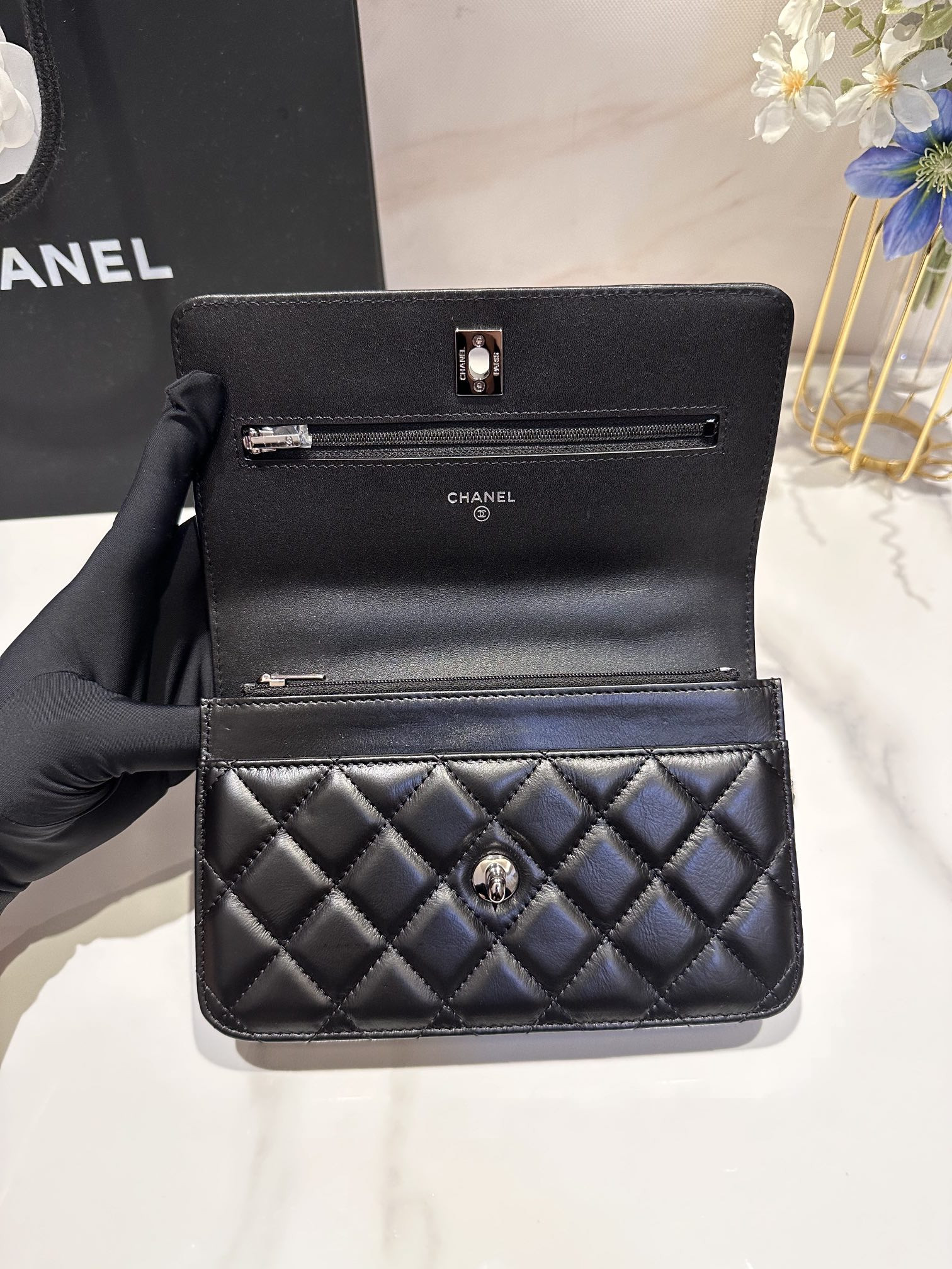 Ch*el CLASSIC WALLET ON CHAIN 4.8 × 7.5 × 1.4 in