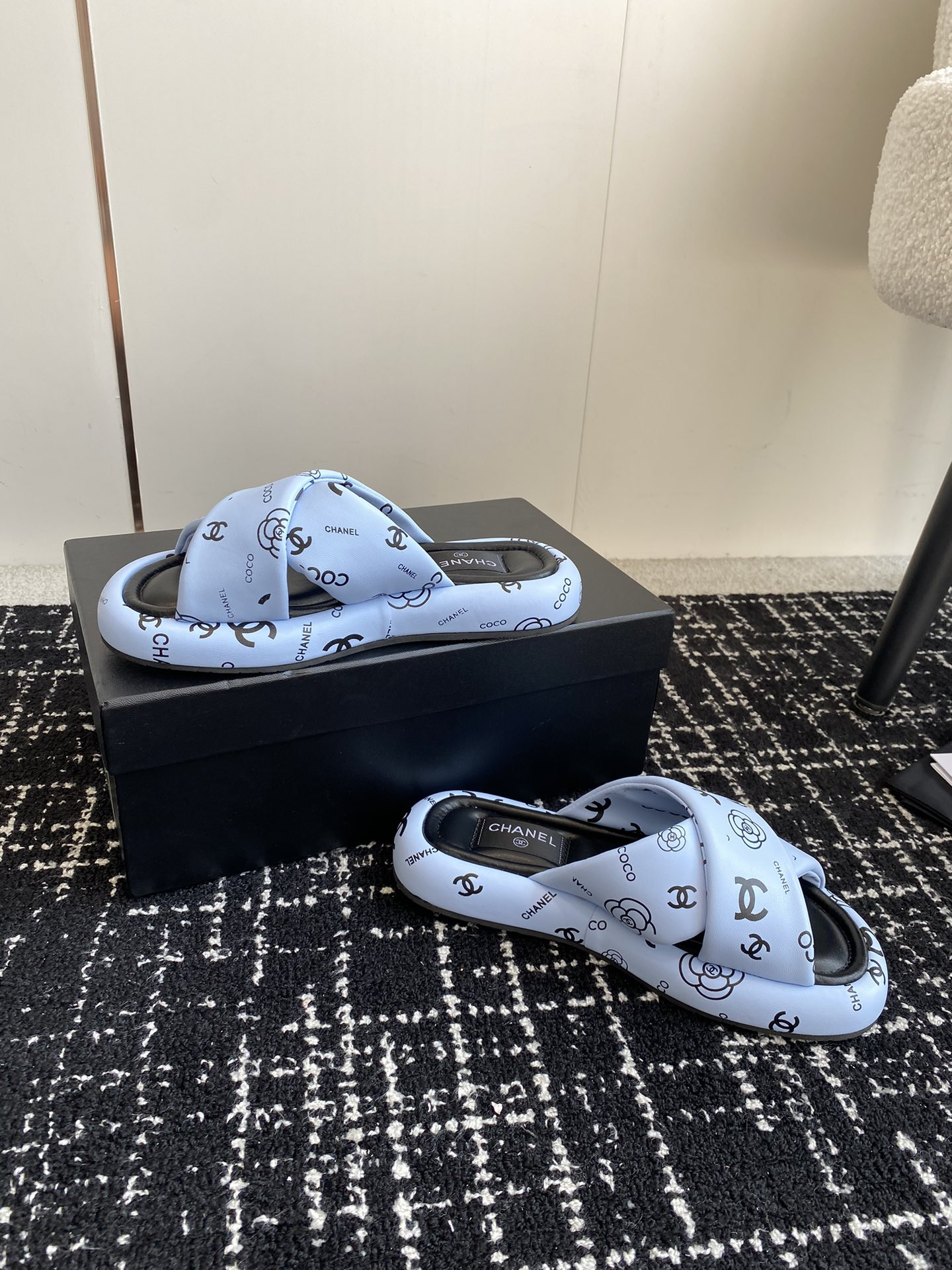 UA Ch*el SLIPPERS