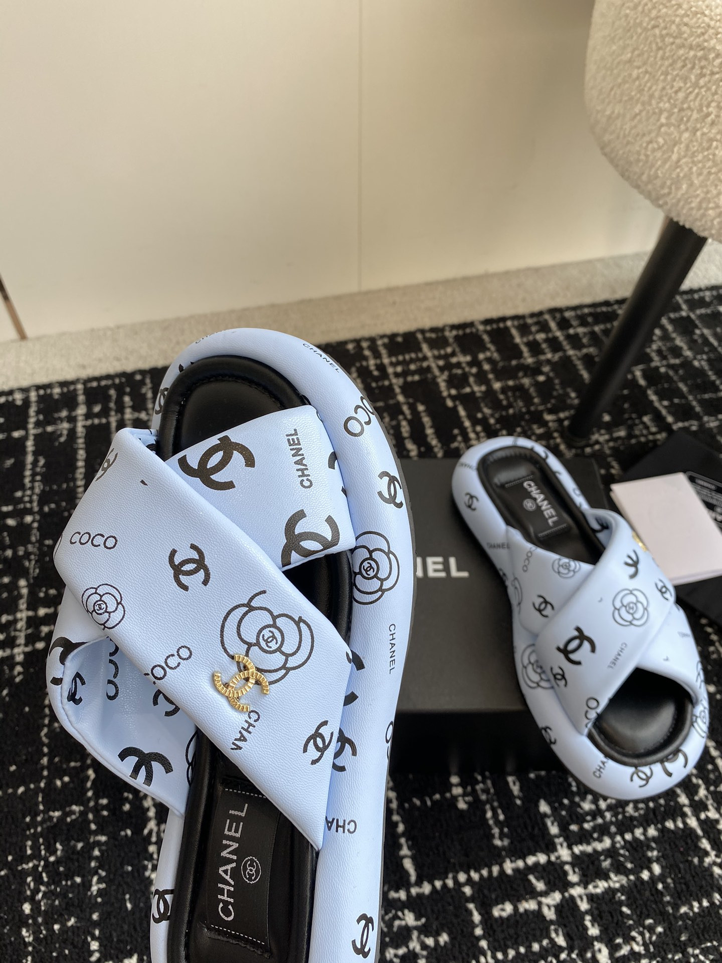 UA Ch*el SLIPPERS