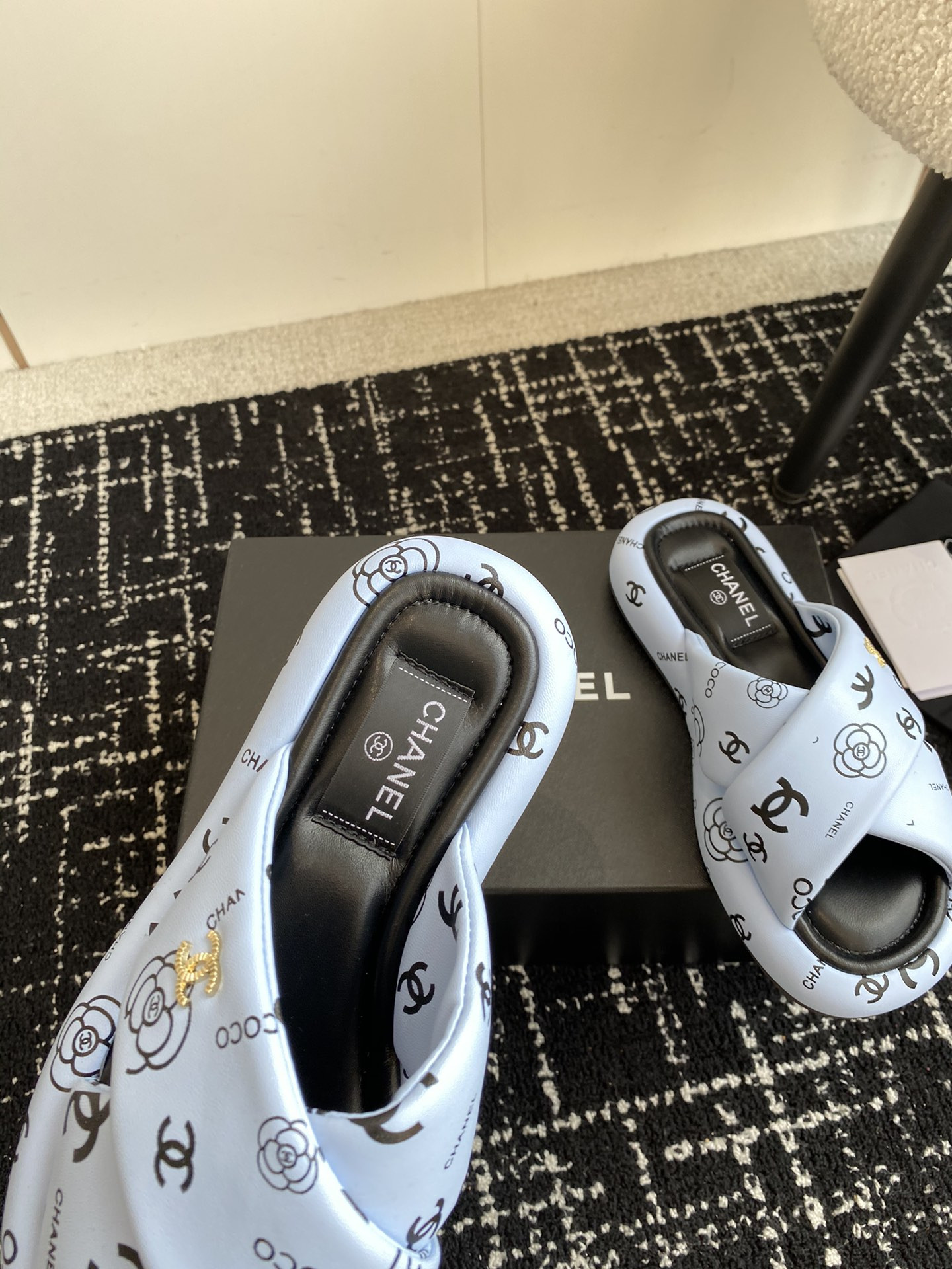 UA Ch*el SLIPPERS