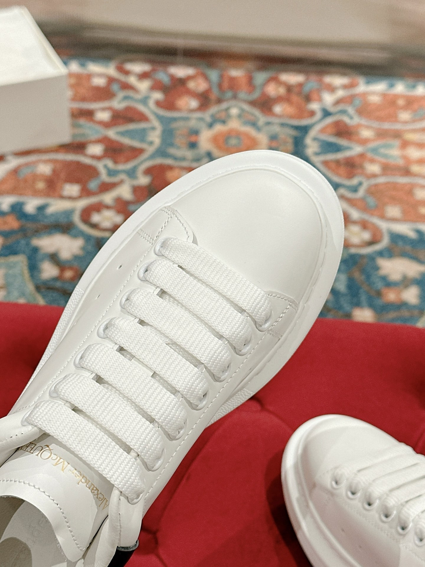 ua ale*d*r M*Q*en oversized white black