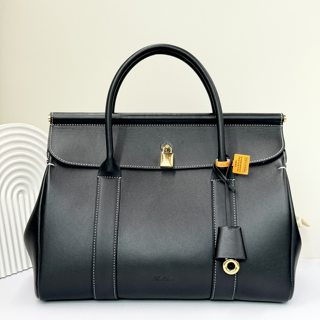 L**o p*ana Loom Bag L32 Black Smooth Calfskin 33 x 23 x 18 cm