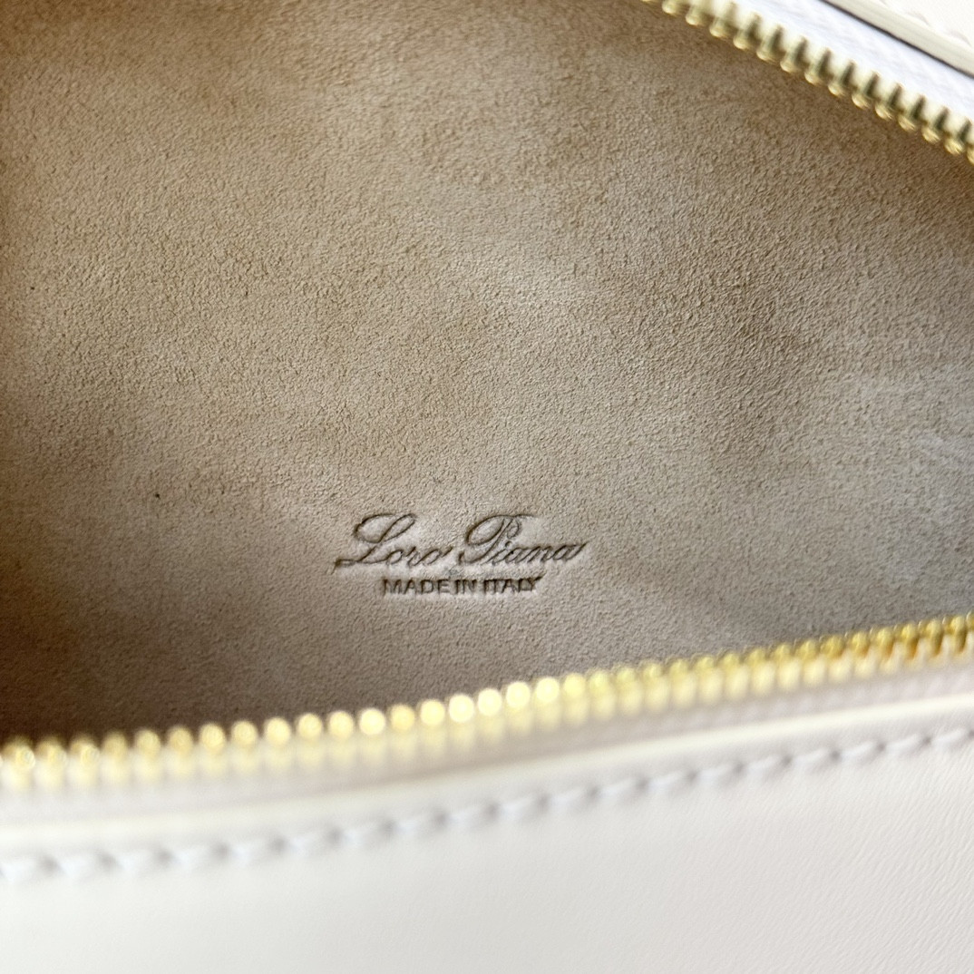 L**o p*ana Extra Pocket L19 Smooth Calfskin 11 x 19 x 6.5 cm