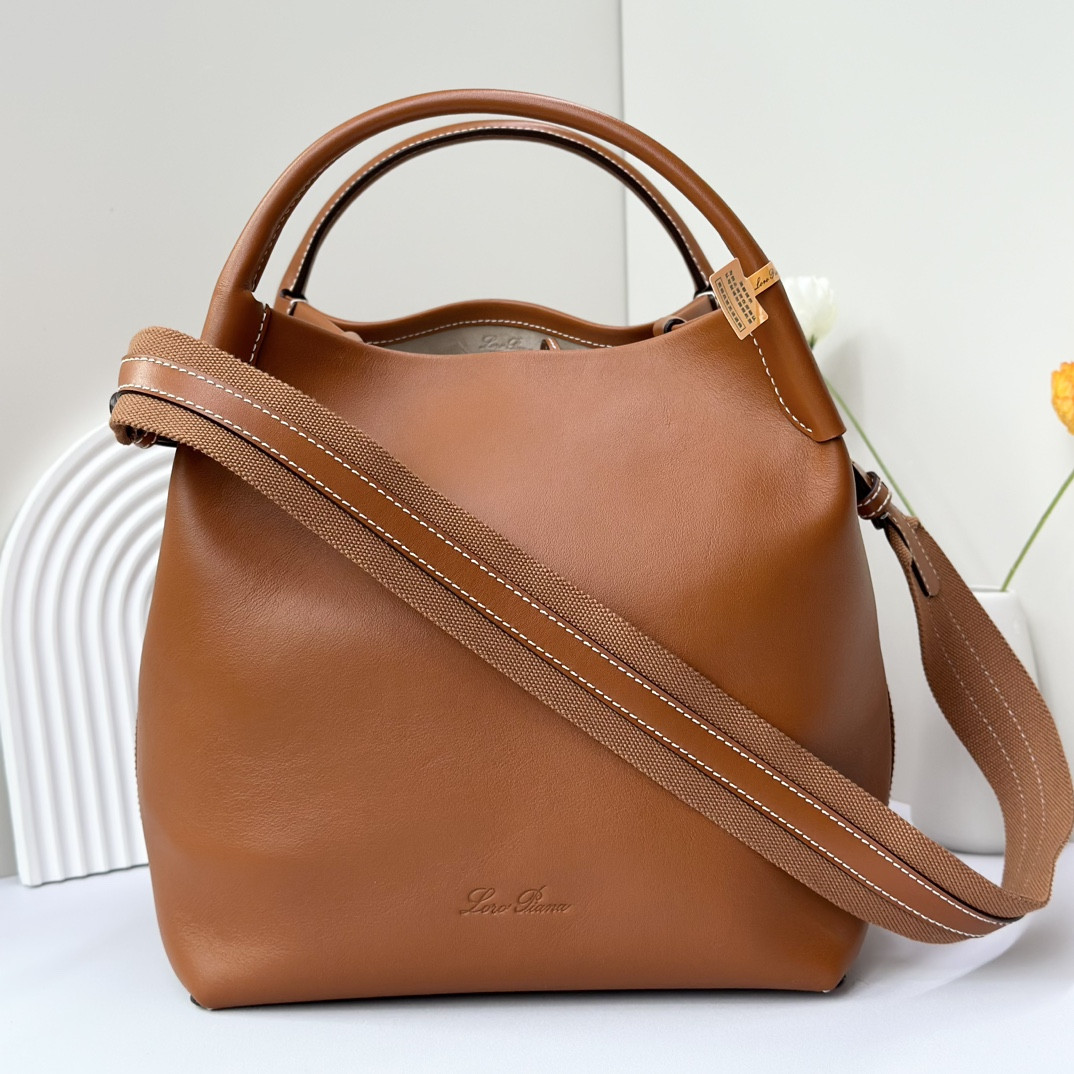 L**o p*ana Large Bale Bag Smooth Calfskin 24 x 20 x 27 cm