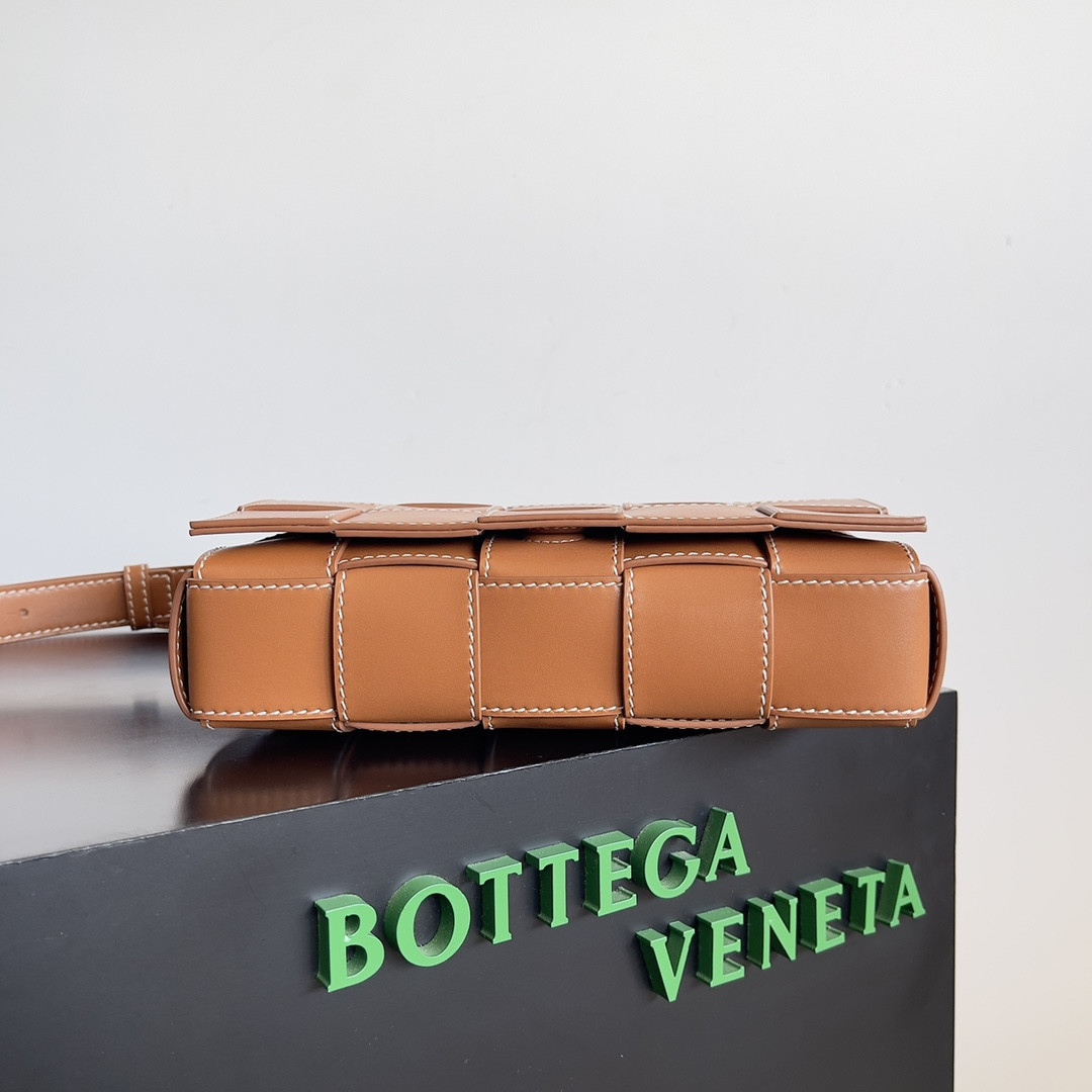 Bo*te*ga Ve*ne*ta Cassette 15x23x5cm