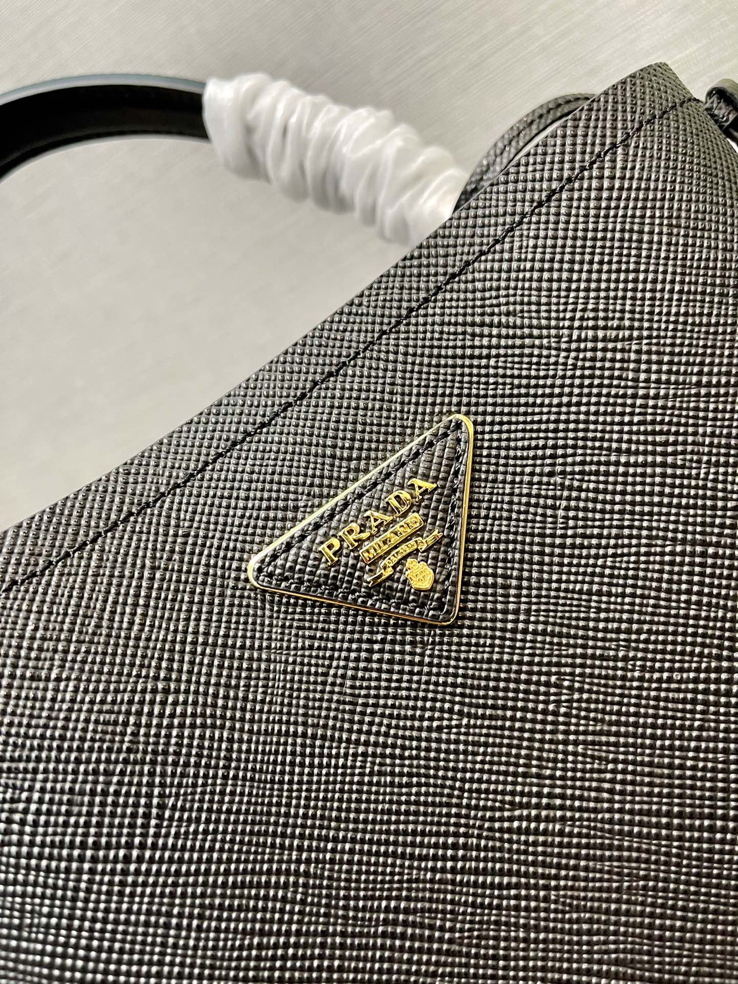 Pra*a medium saffiano leather Pra*a panier bag 22.5x 21.5x13cm