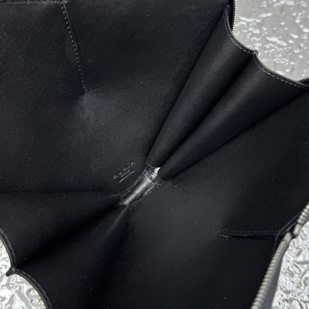 ALAÏA Le Coeur Heart Bag 18.5x20.5x5cm