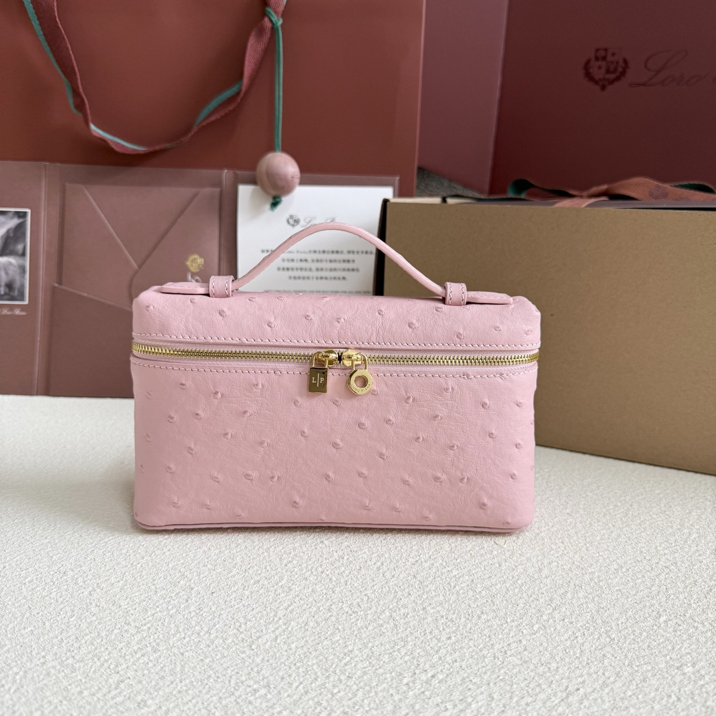 L**o p*ana Extra Pocket L19 Ostrich-grained Leather 11 x 19 x 6.5 cm
