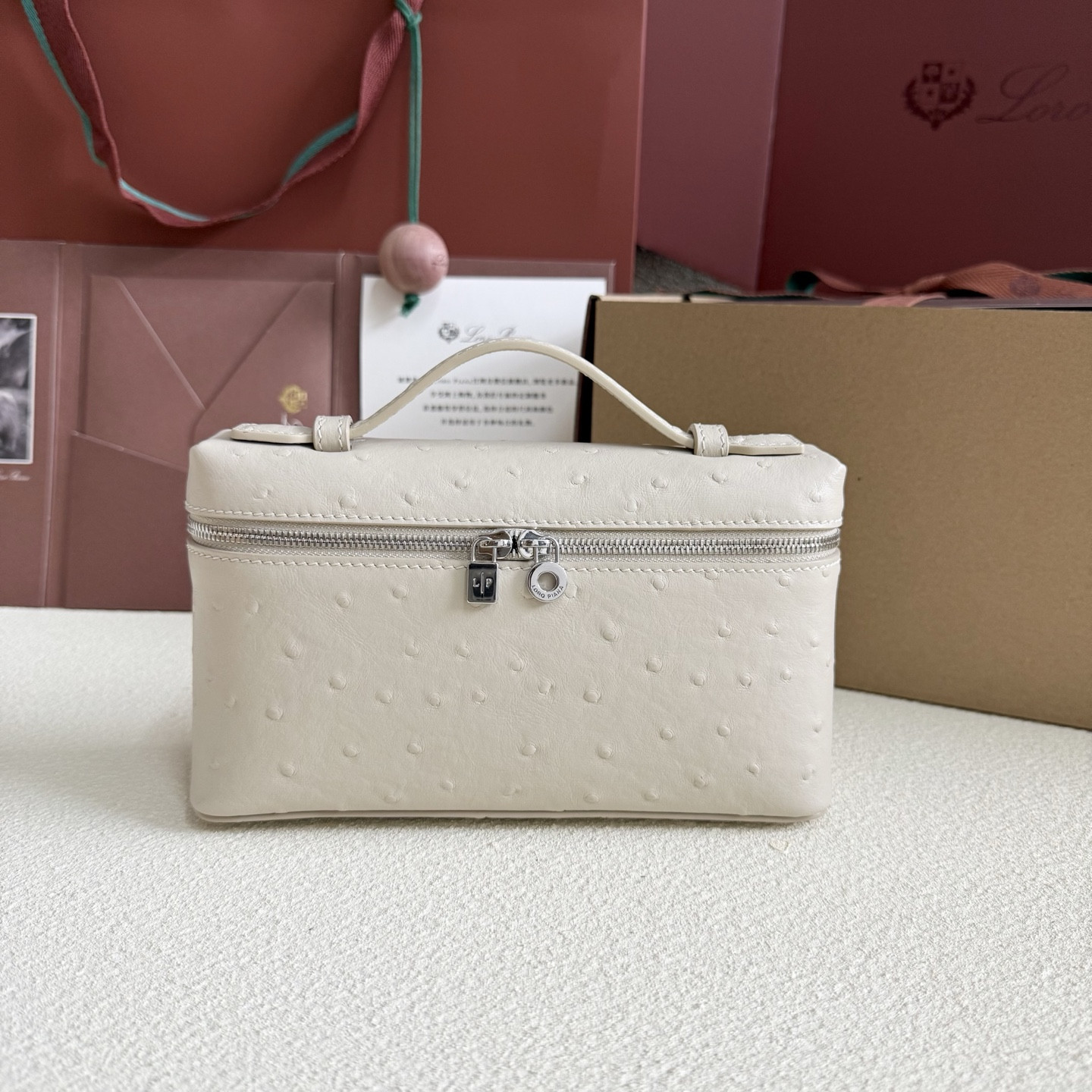 L**o p*ana Extra Pocket L19 Ostrich-grained Leather 11 x 19 x 6.5 cm