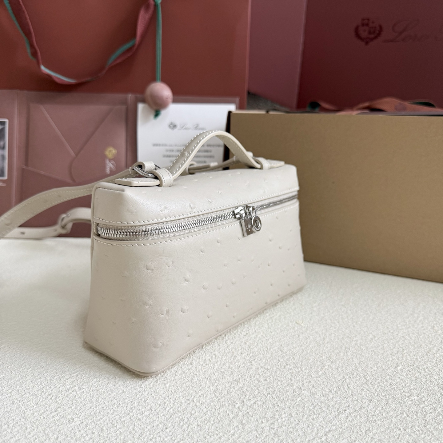 L**o p*ana Extra Pocket L19 Ostrich-grained Leather 11 x 19 x 6.5 cm