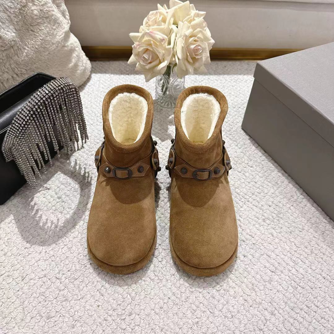 ua Ba*len*cia*ga alaska soft booties